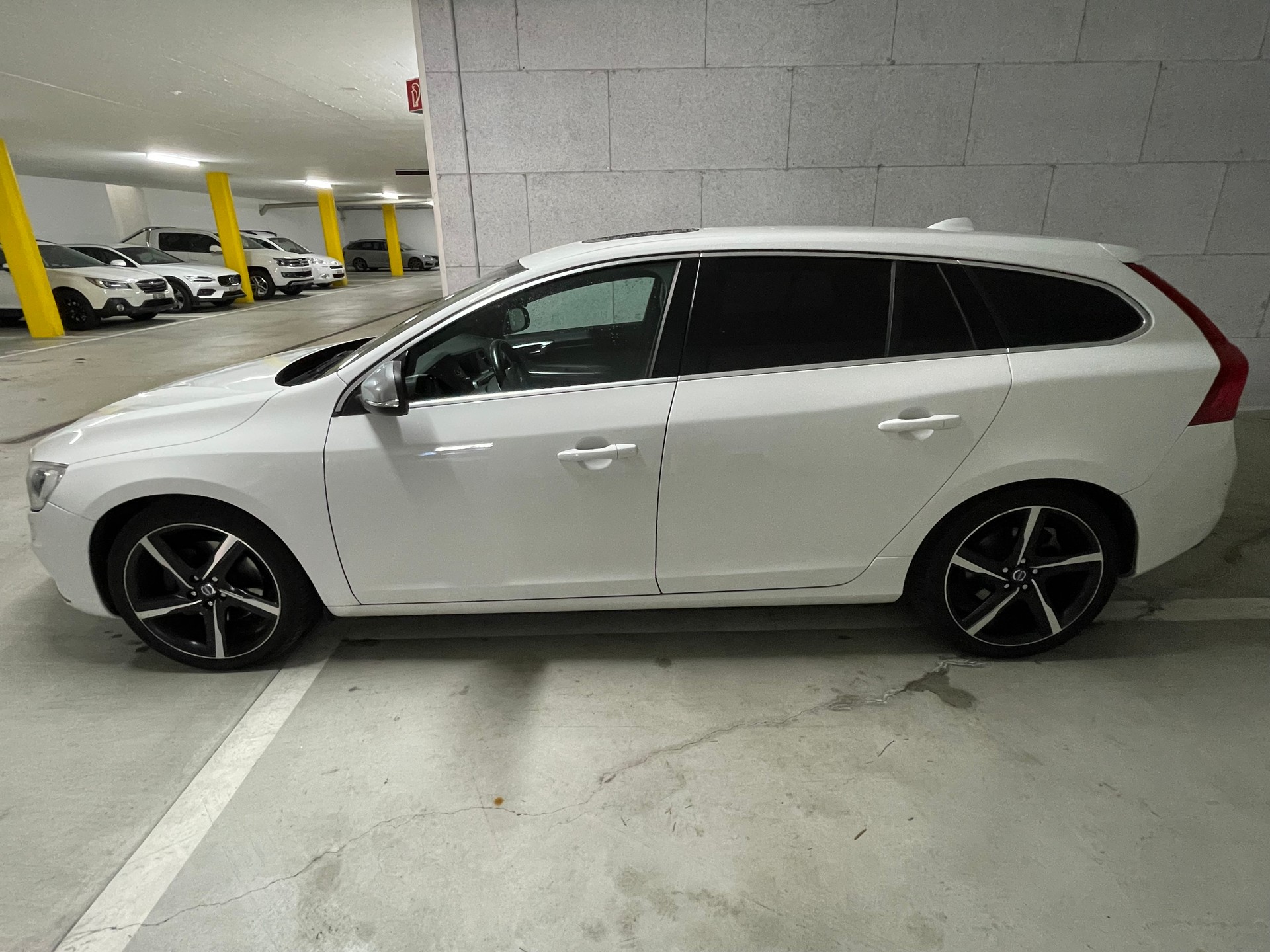 VOLVO D4 AWD R-Design-image-1