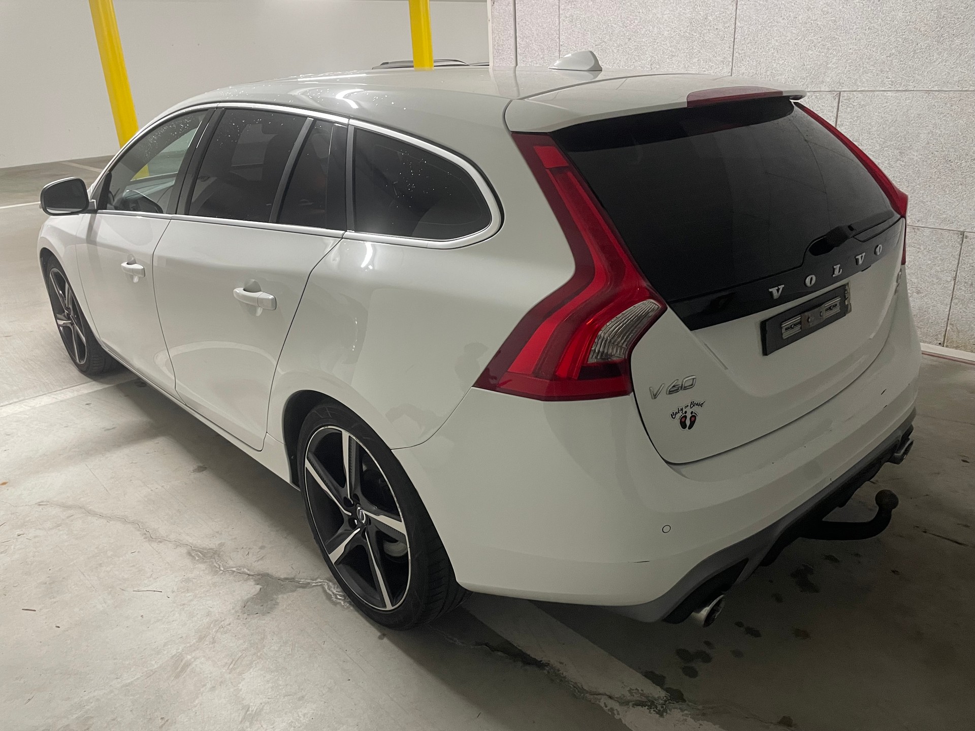 VOLVO D4 AWD R-Design-image-2