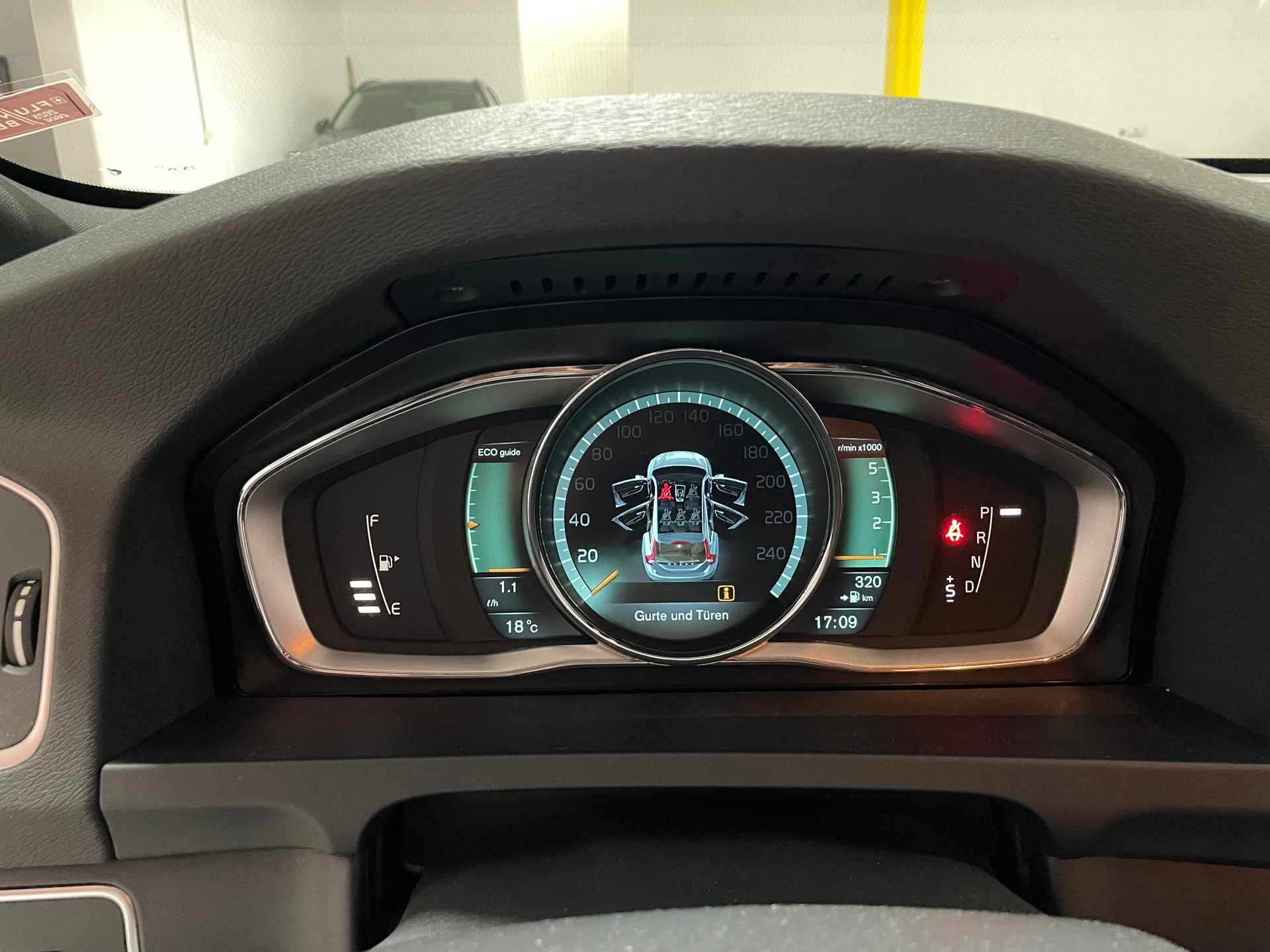 VOLVO D4 AWD R-Design-image-14