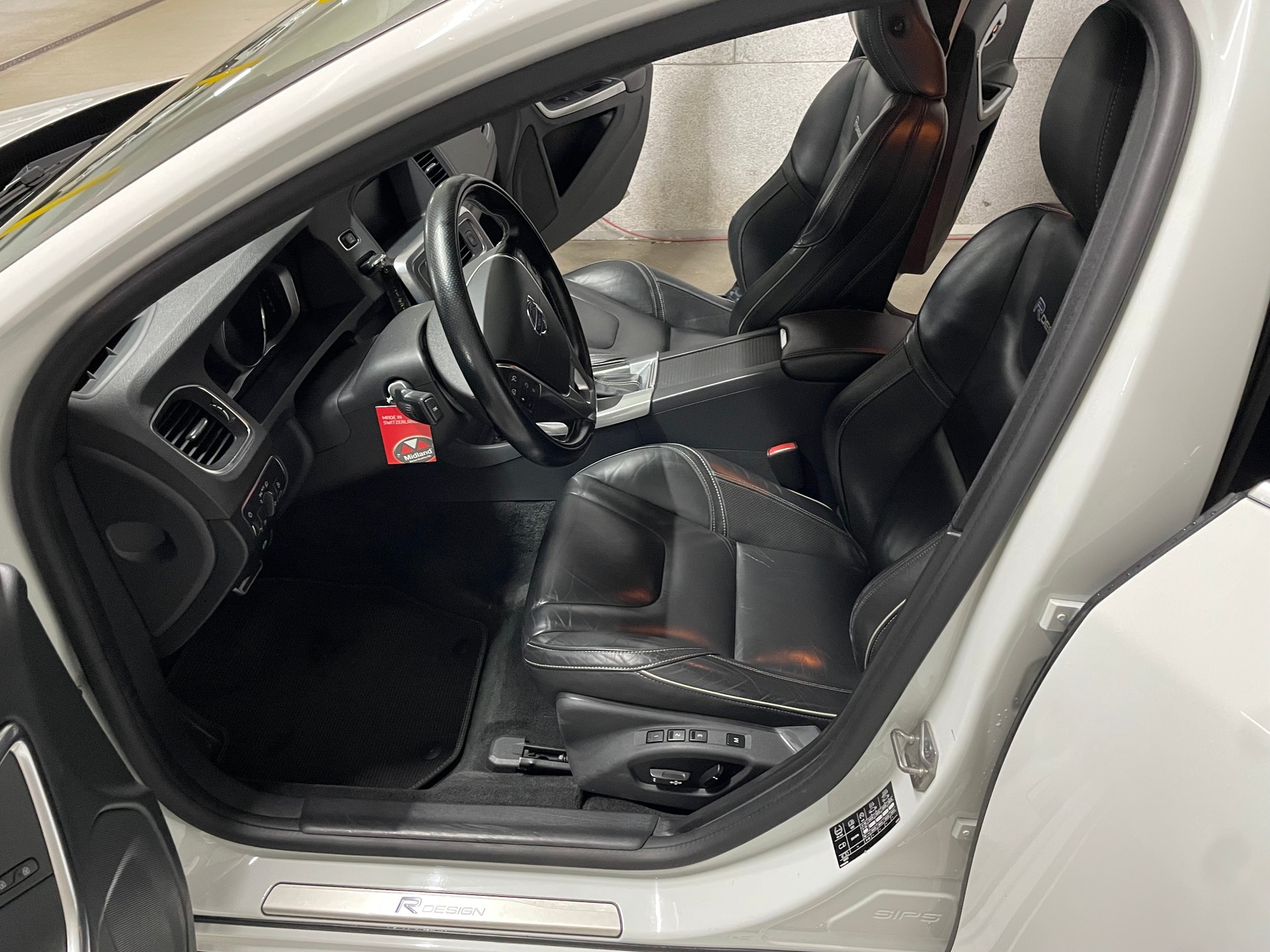 VOLVO D4 AWD R-Design-image-8
