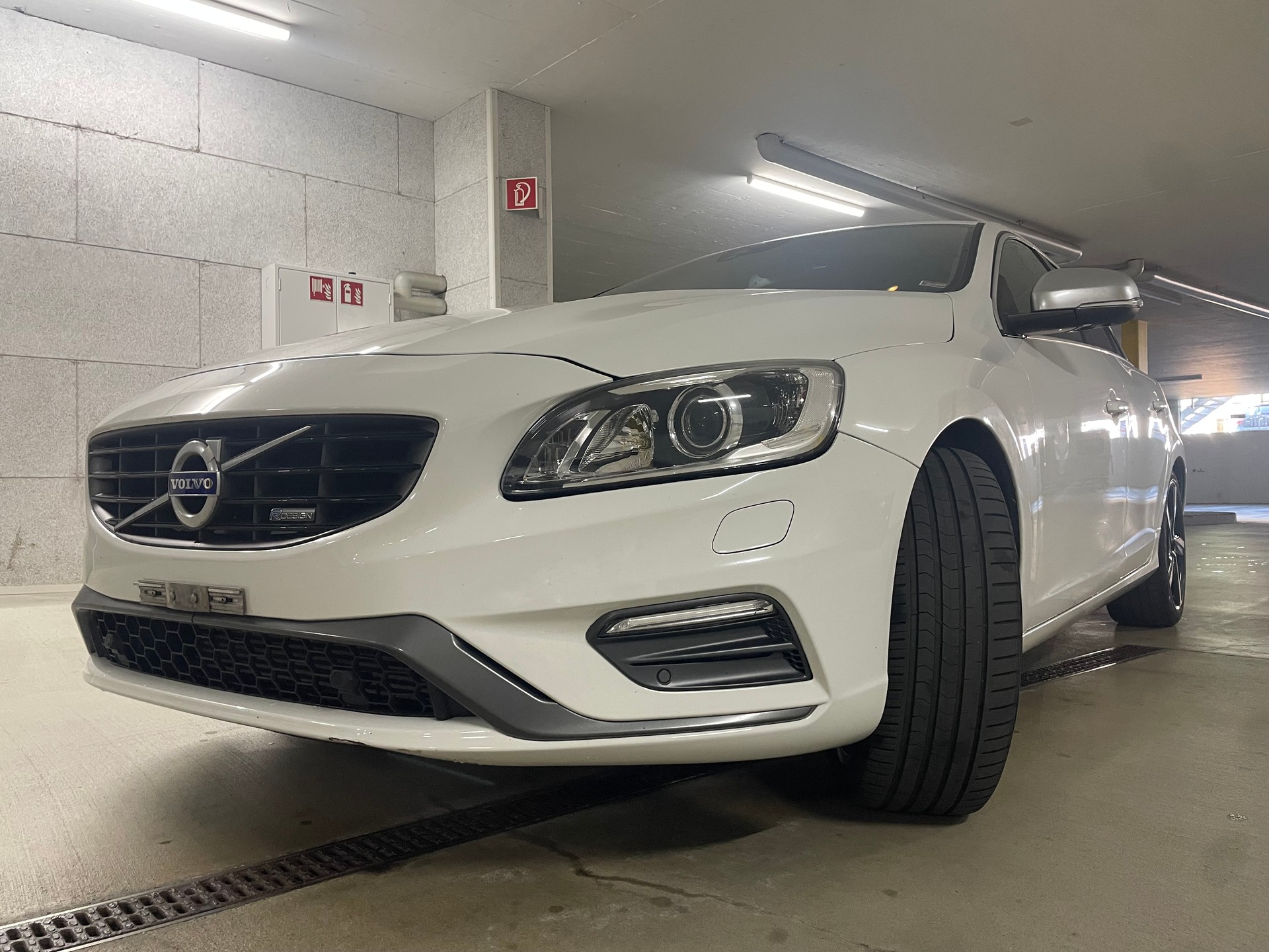 VOLVO D4 AWD R-Design-image-4