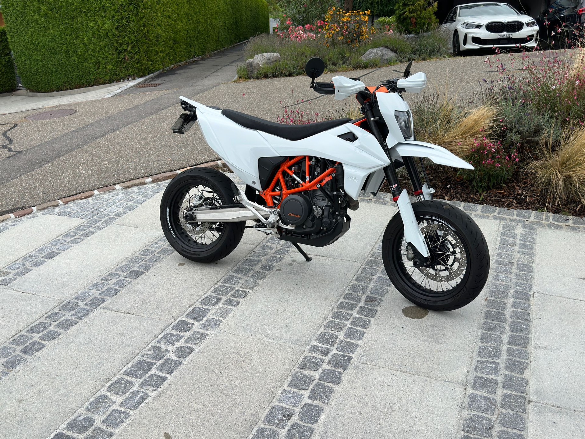 KTM 690 SMC R ABS-image-1