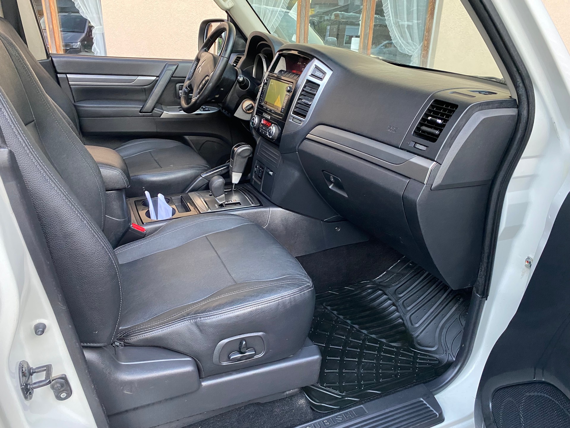 MITSUBISHI Pajero 3.2 DI-D Diamond Automatic-image-6