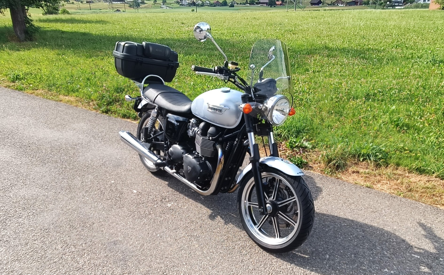 TRIUMPH Bonneville 900 i-image-0