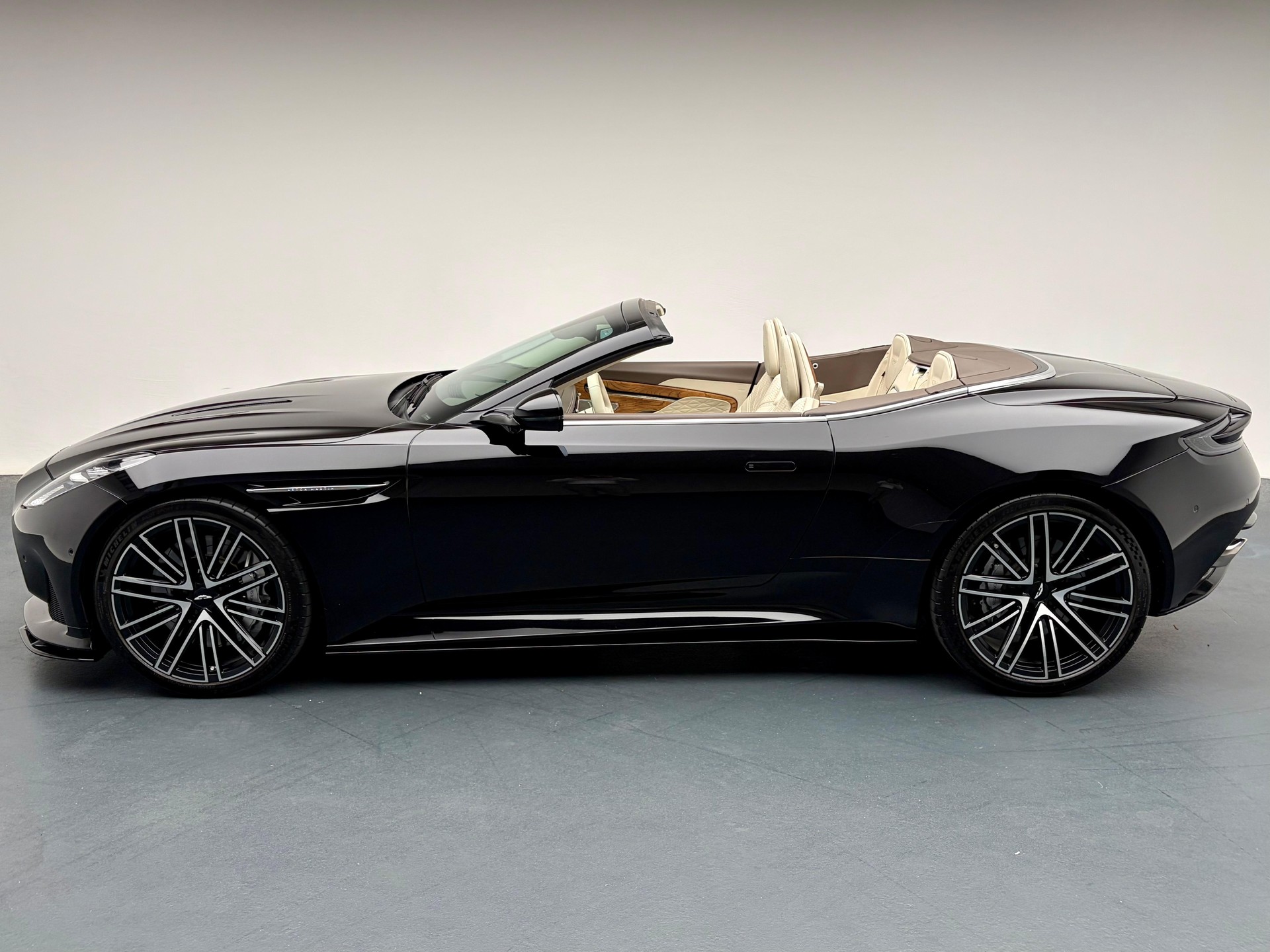 ASTON MARTIN DB12 Volante 4.0 V8 Bi-Turbo-showroom-element-1