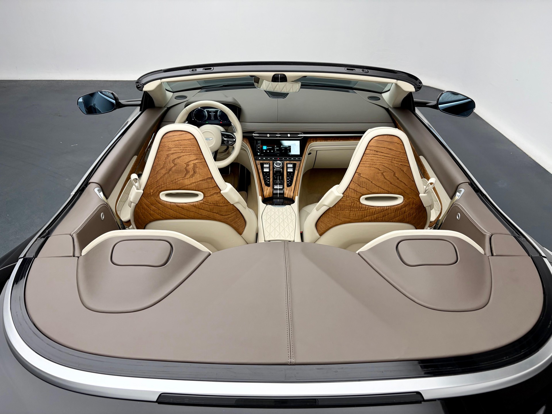 ASTON MARTIN DB12 Volante 4.0 V8 Bi-Turbo-image-13