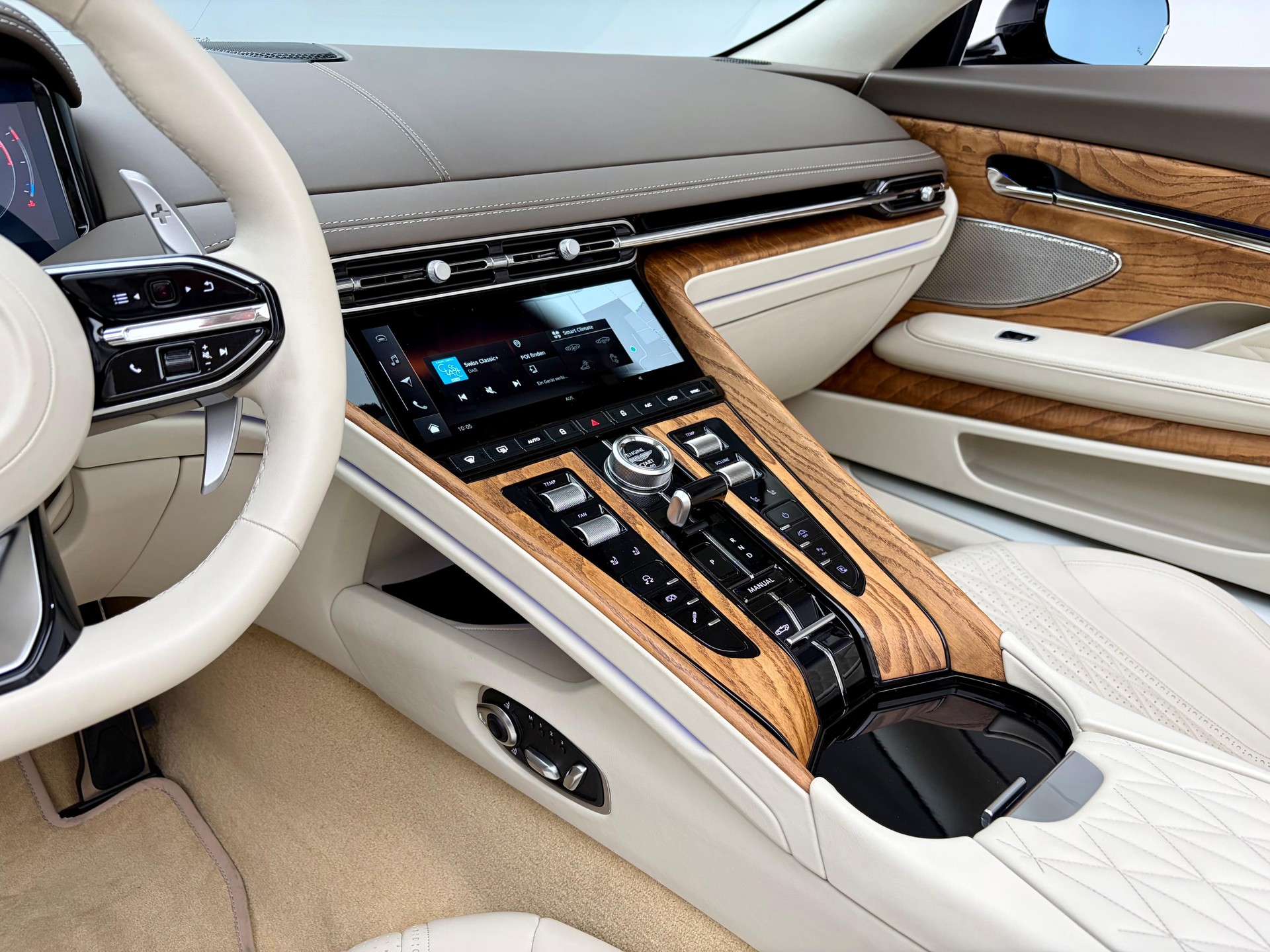 ASTON MARTIN DB12 Volante 4.0 V8 Bi-Turbo-image-8