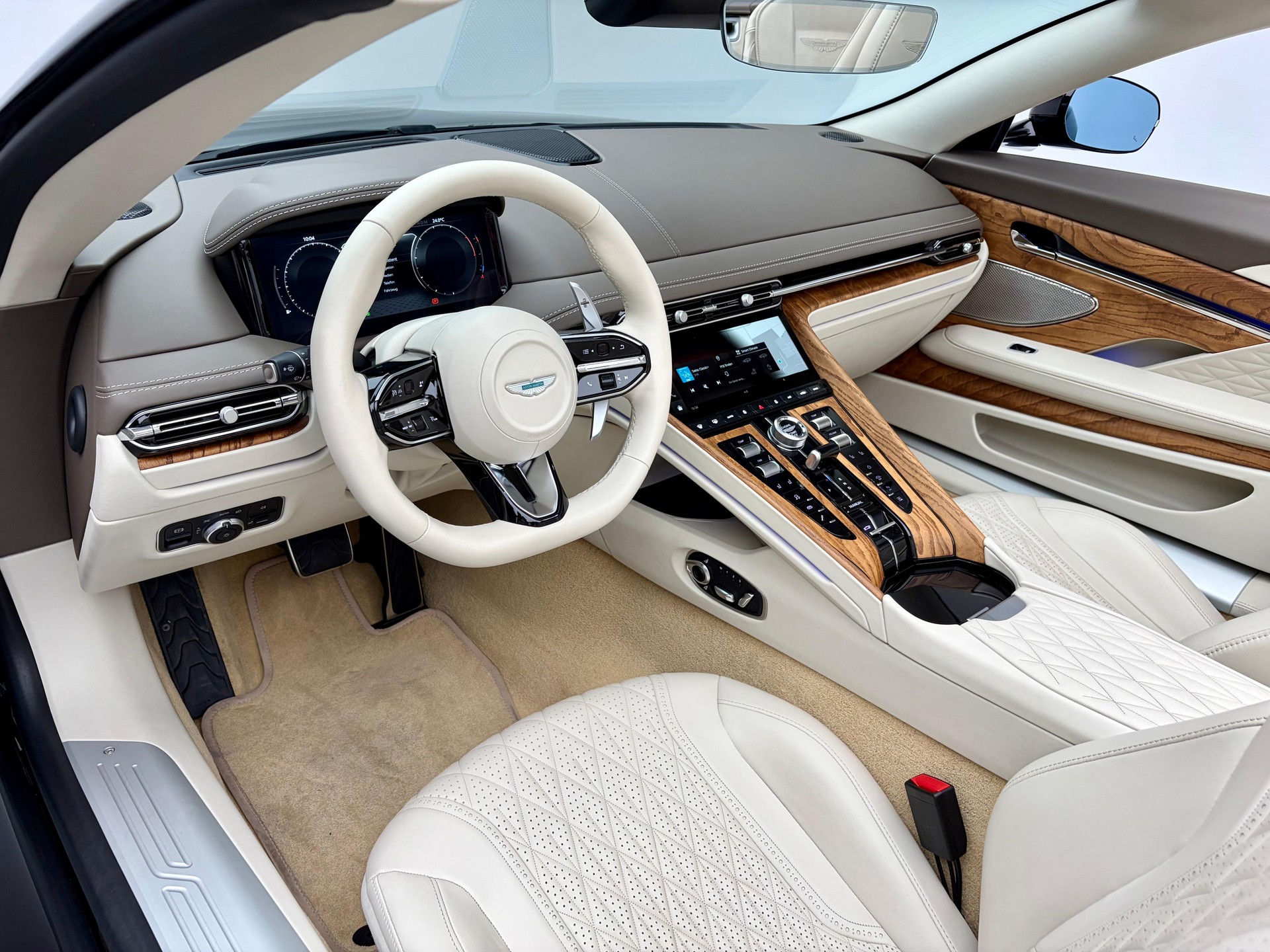 ASTON MARTIN DB12 Volante 4.0 V8 Bi-Turbo-image-5