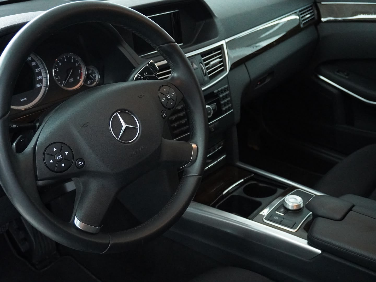 MERCEDES-BENZ E 350 CGI BlueEfficiency 7G-Tronic-showroom-element-2