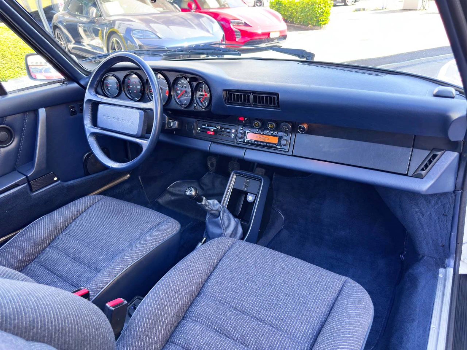 PORSCHE 911 Carrera Coupé-image-19