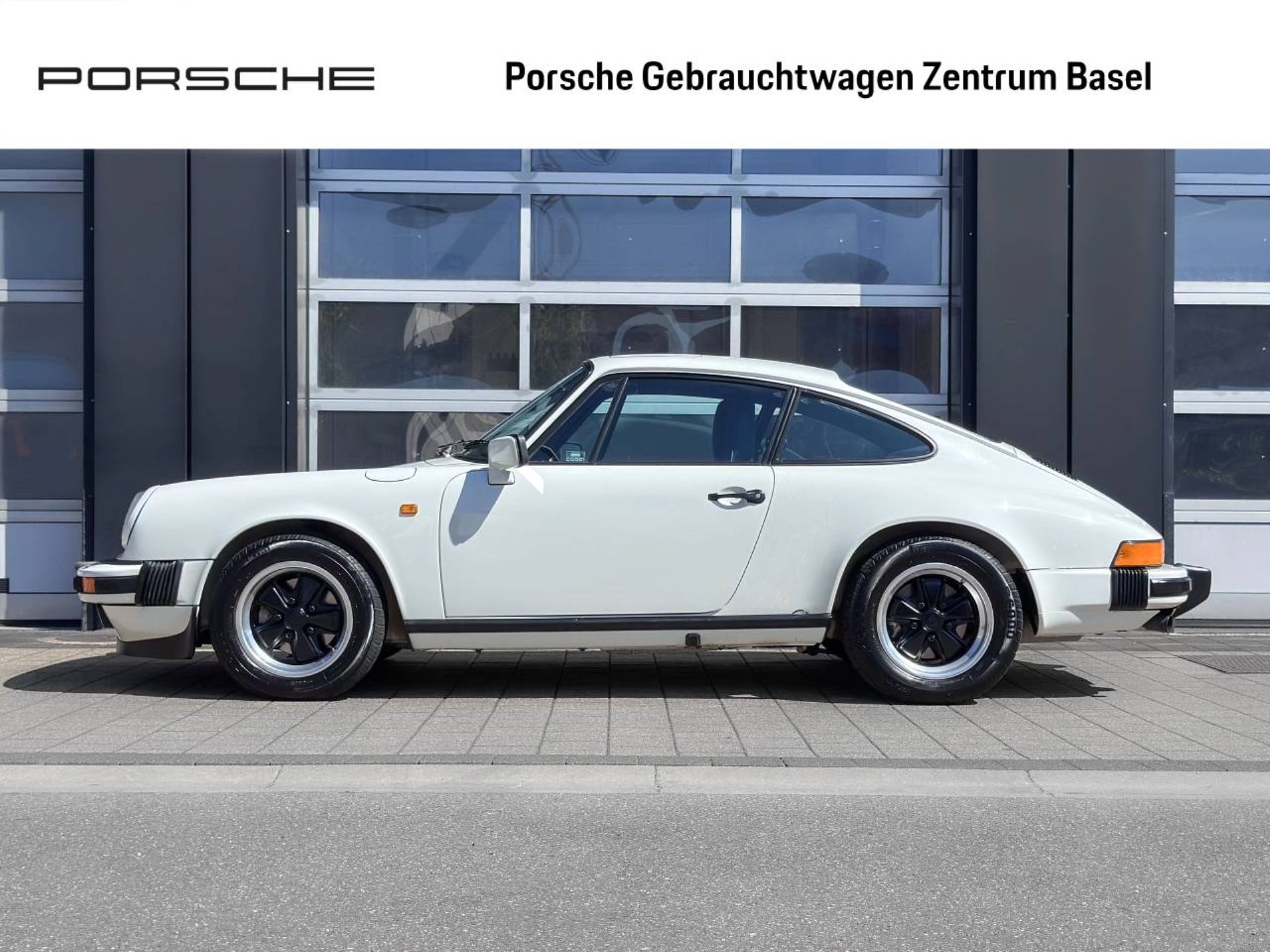PORSCHE 911 Carrera Coupé-showroom-element-1