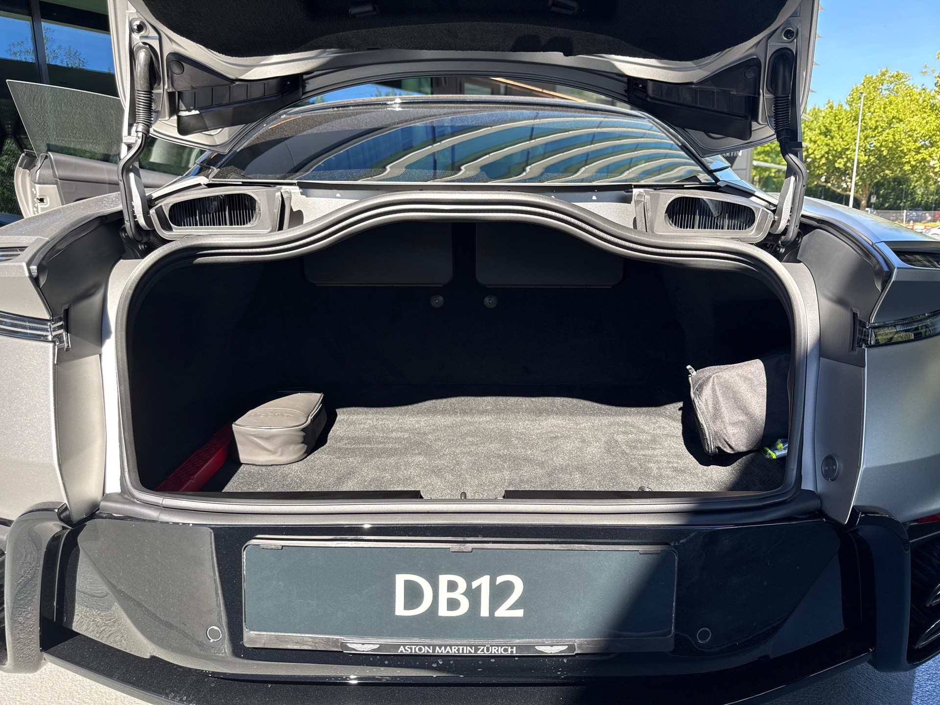 ASTON MARTIN DB12 Coupé 4.0 S V8 Bi-Turbo-image-11