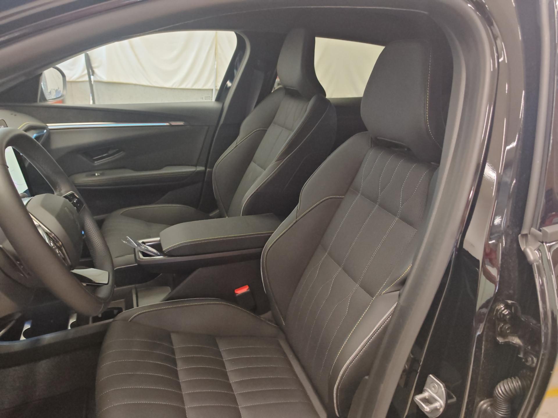 RENAULT Mégane E-TECH EV60 Iconic-image-9