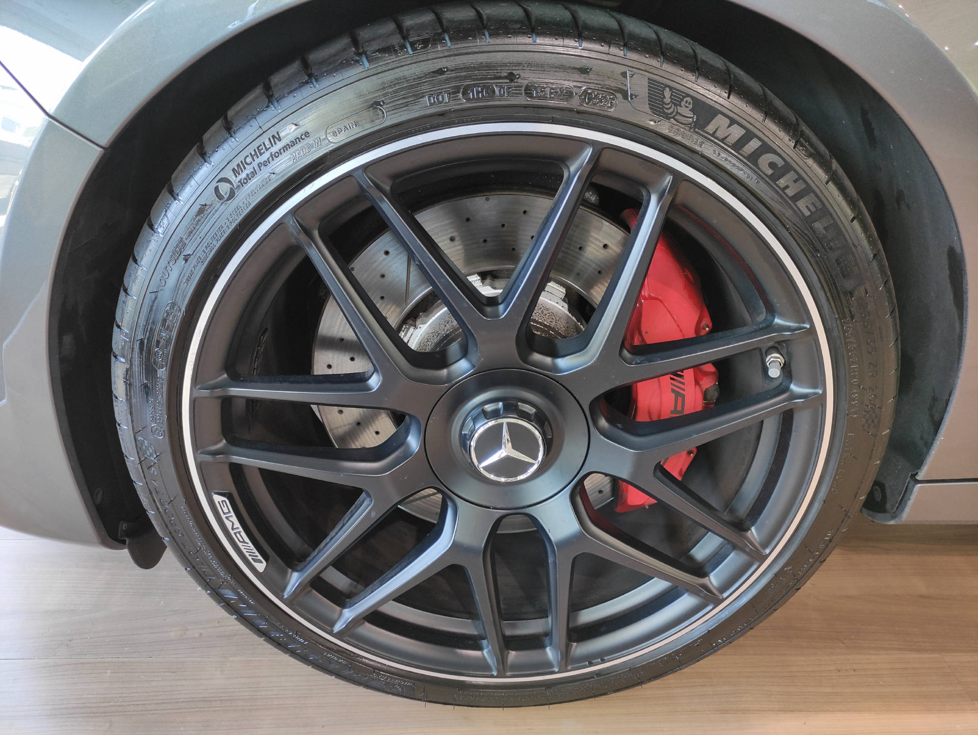 MERCEDES-BENZ E 63 S AMG 4matic+ Kombi-showroom-element-2