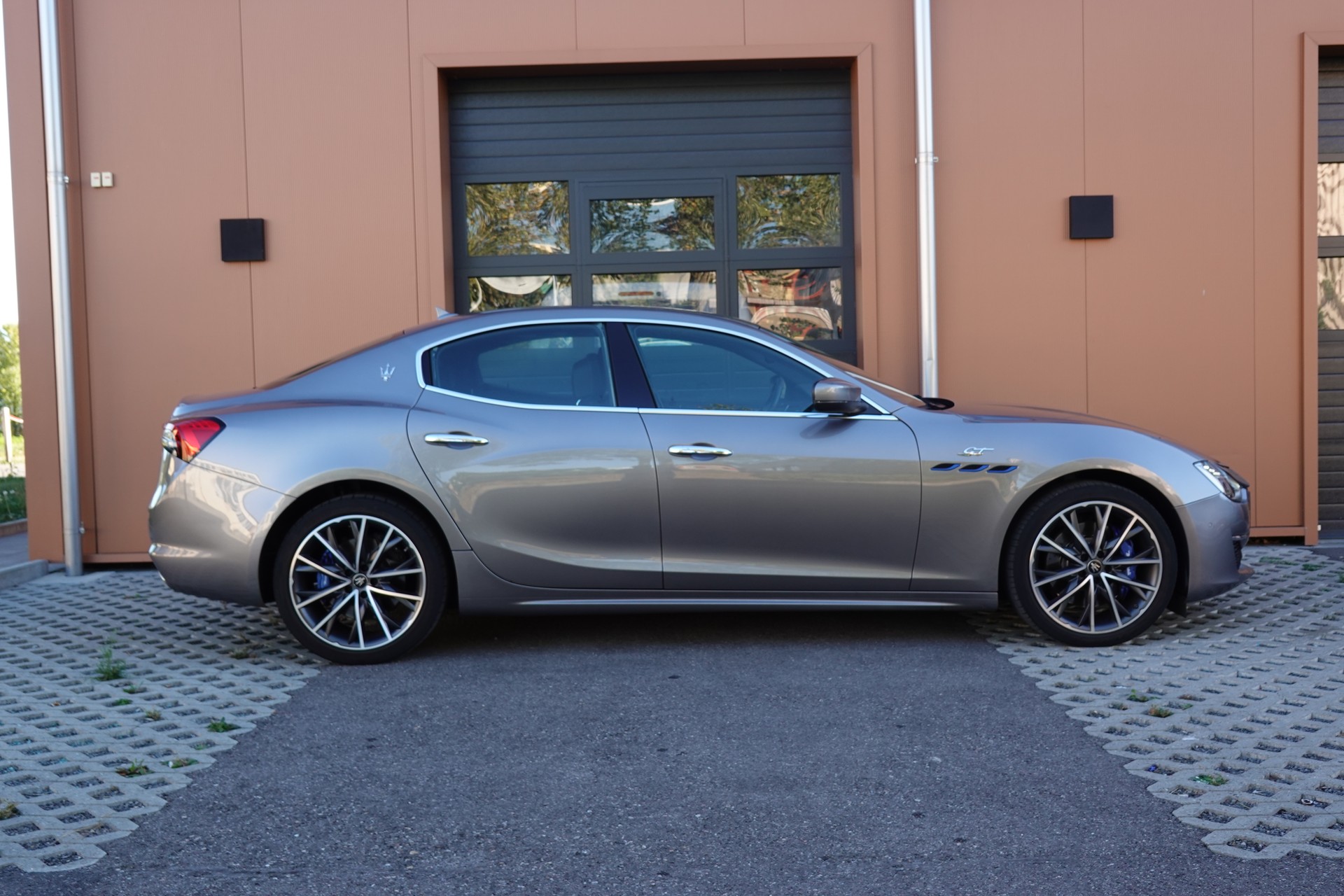 MASERATI Ghibli 2.0 Hybrid GT "* CH Auto * Tempomat * Camera recul * Sièges Electriques/mémoire * Toit Ouvrant * Phares LED *"-showroom-element-3