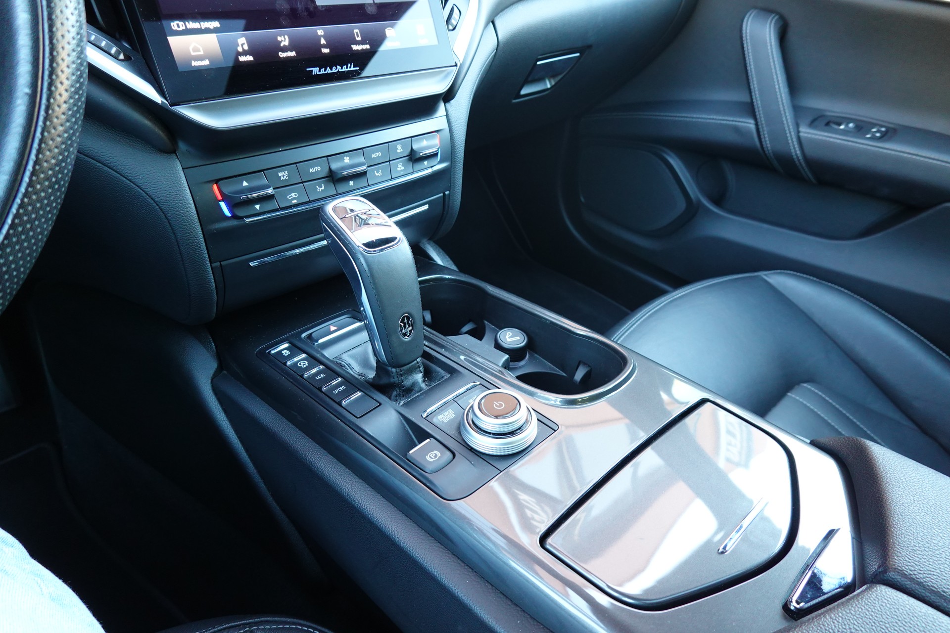 MASERATI Ghibli 2.0 Hybrid GT "* CH Auto * Tempomat * Camera recul * Sièges Electriques/mémoire * Toit Ouvrant * Phares LED *"-image-15