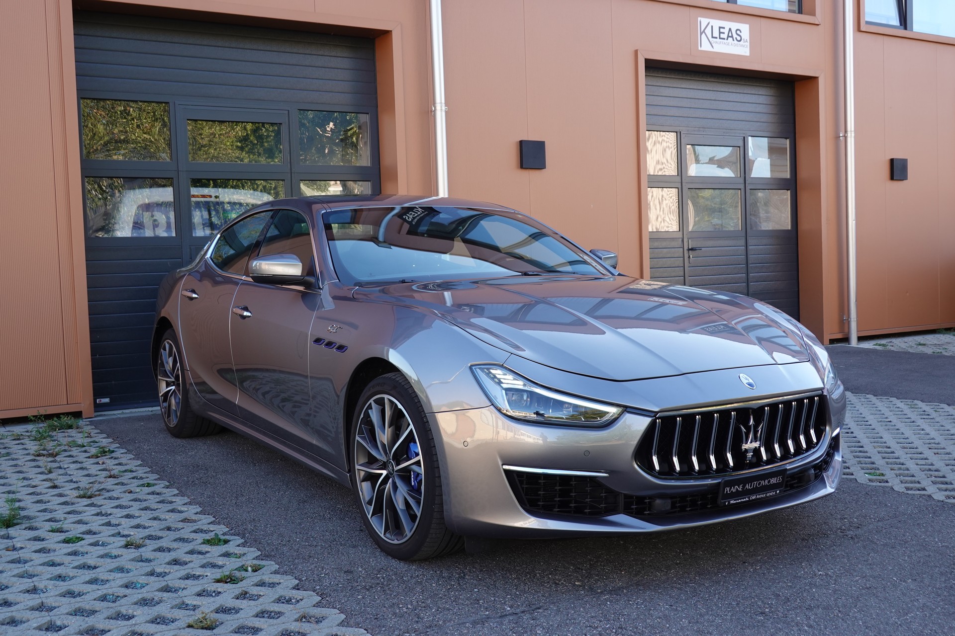 MASERATI Ghibli 2.0 Hybrid GT "* CH Auto * Tempomat * Camera recul * Sièges Electriques/mémoire * Toit Ouvrant * Phares LED *"-showroom-element-2