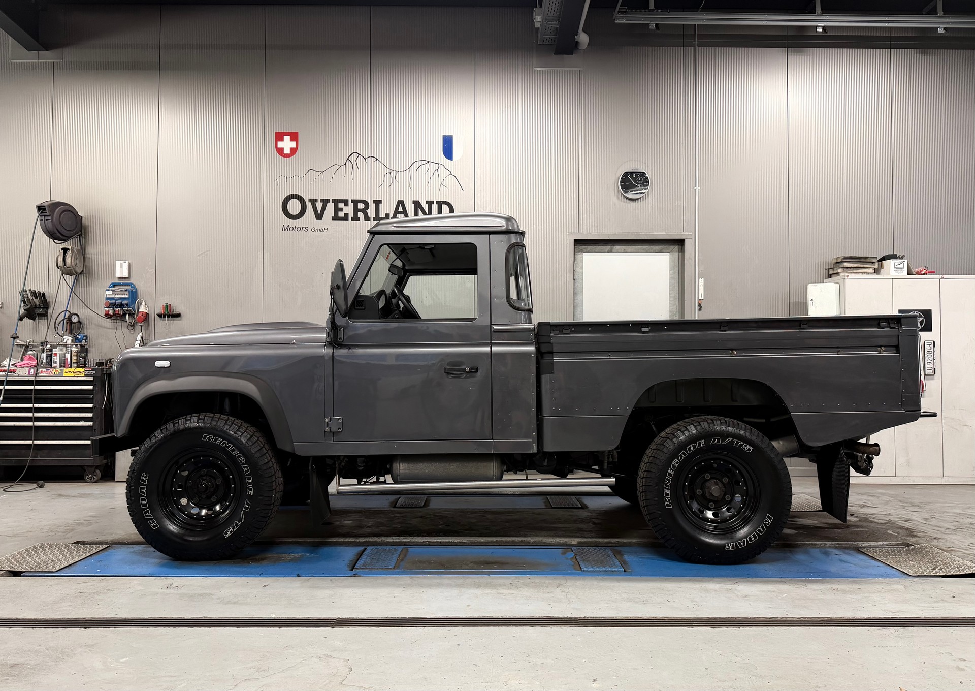 LAND ROVER 130-showroom-element-2