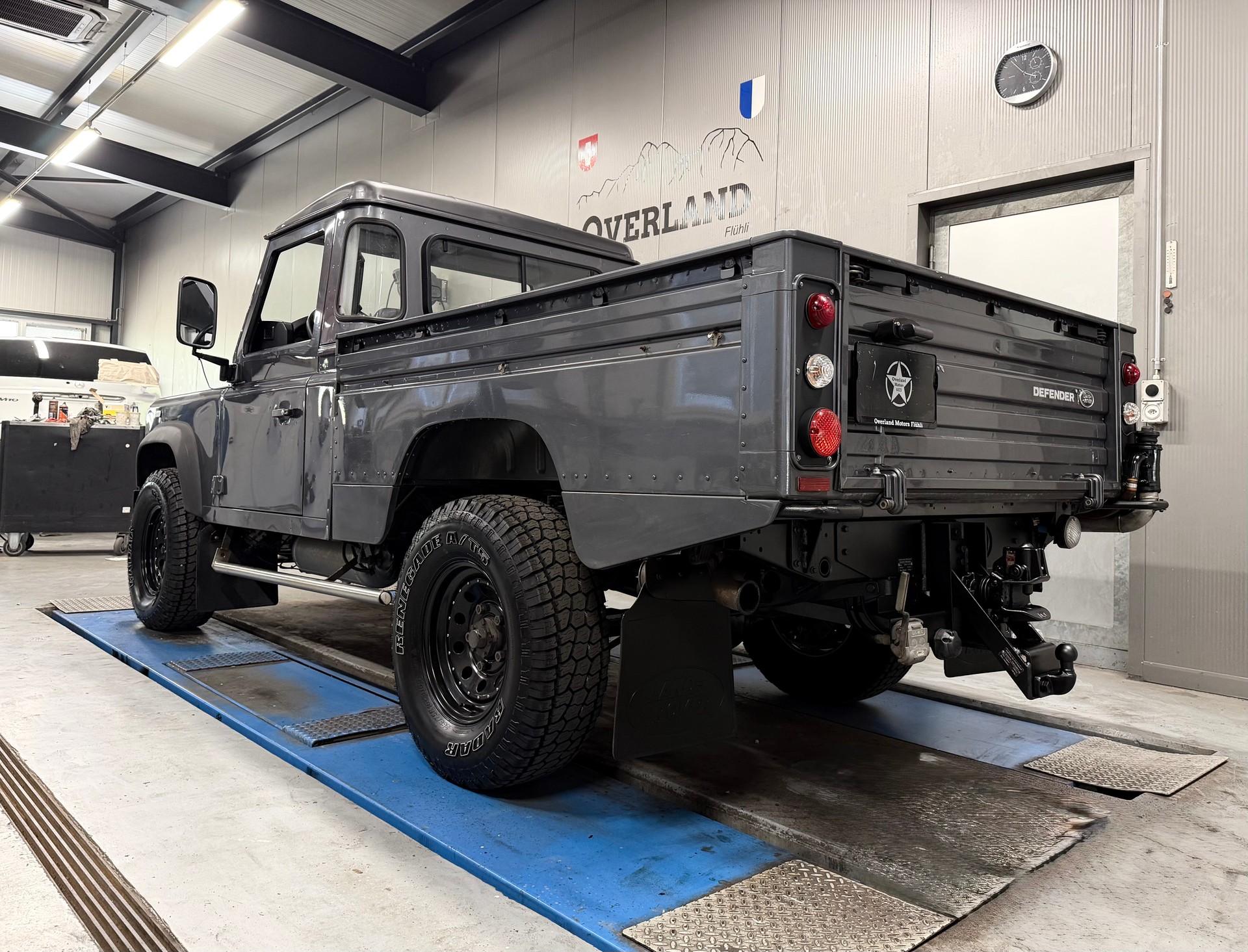 LAND ROVER 130-showroom-element-1