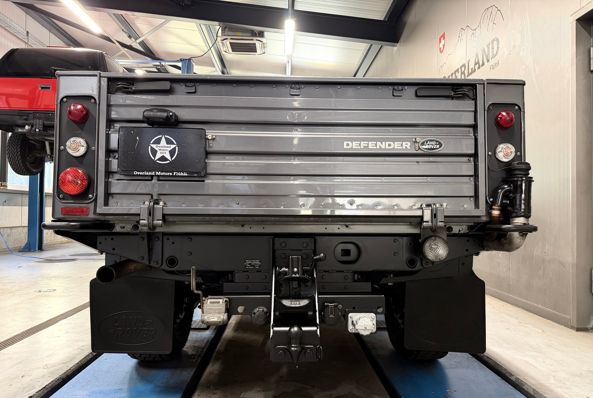 LAND ROVER 130-showroom-element-3