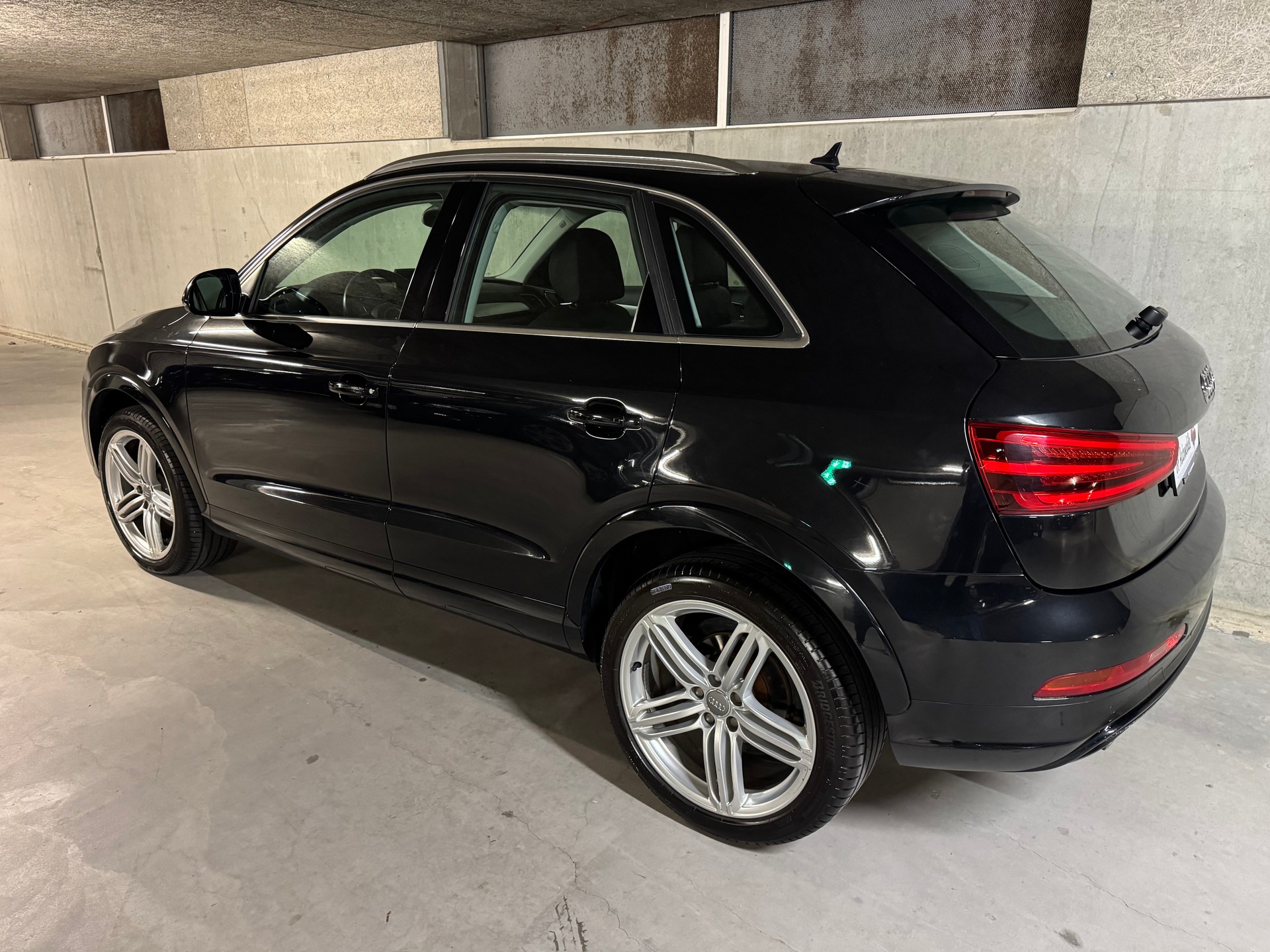 AUDI Q3 2.0 TFSI quattro S-tronic-showroom-element-2