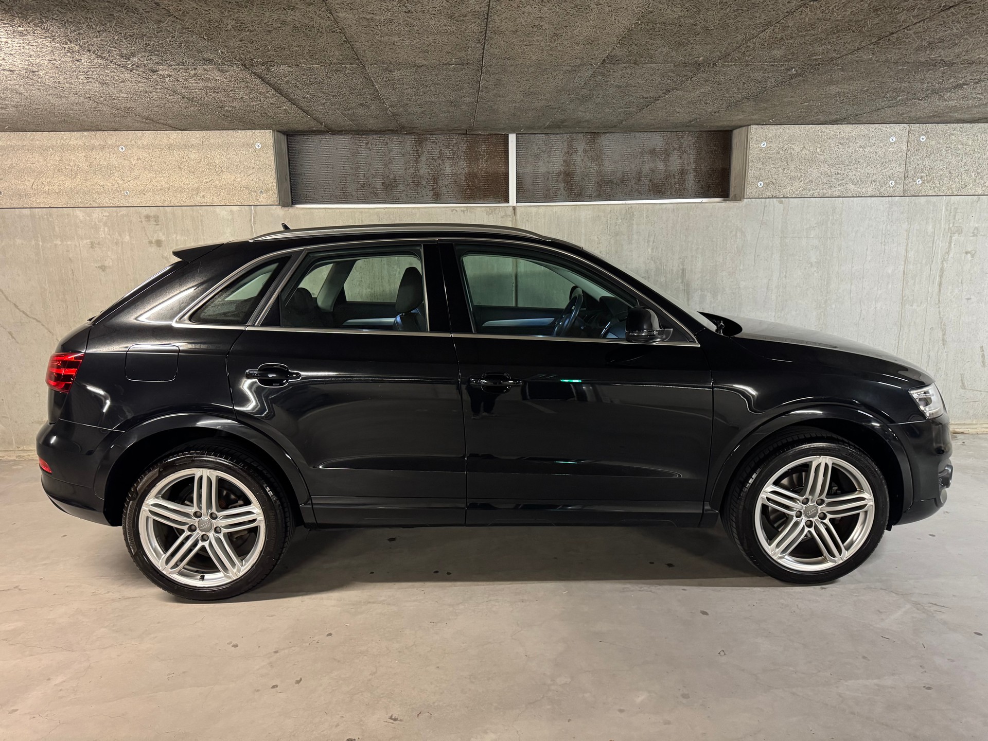 AUDI Q3 2.0 TFSI quattro S-tronic-image-4