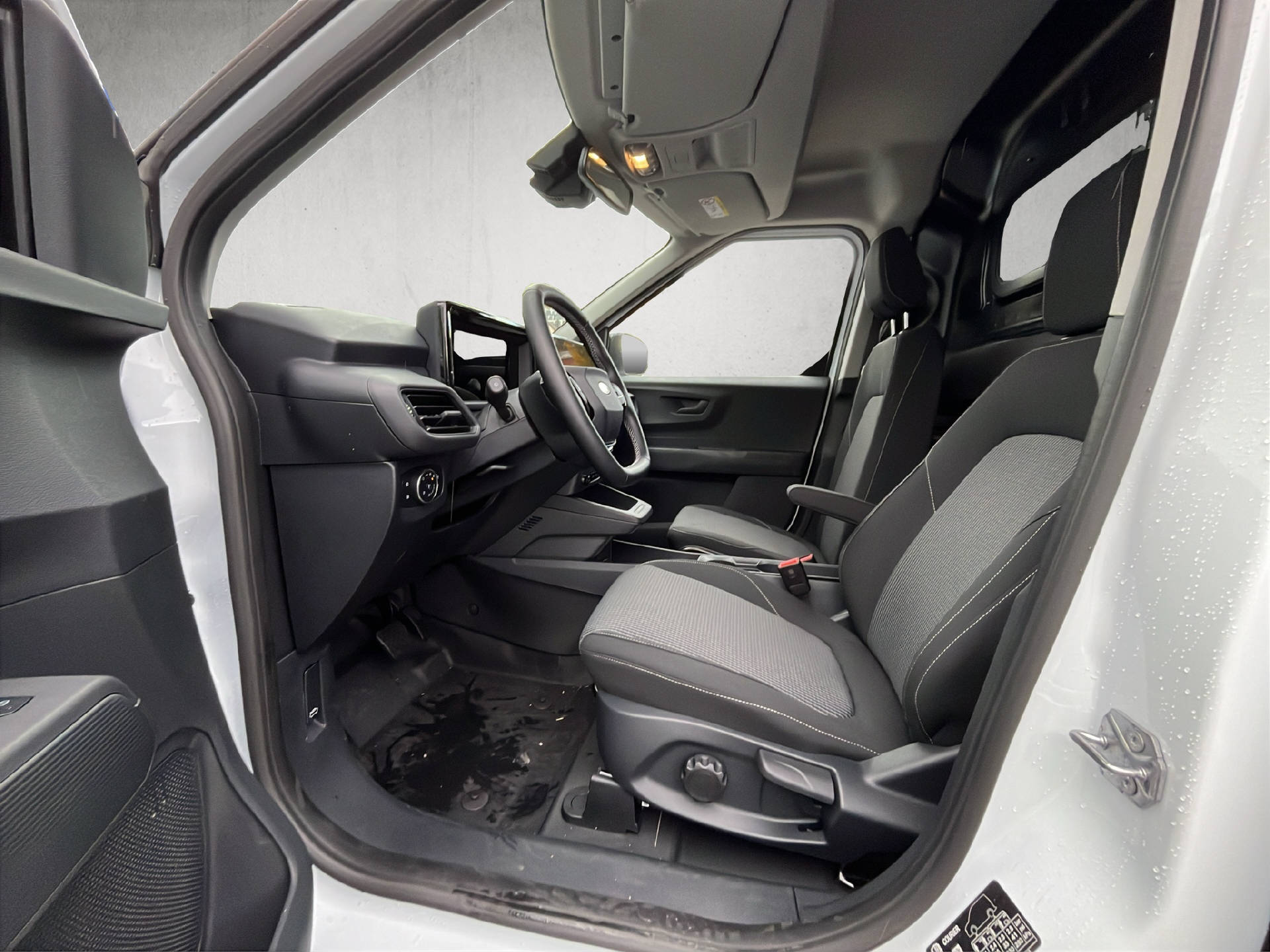 FORD E-Transit Courier Van Trend-image-28