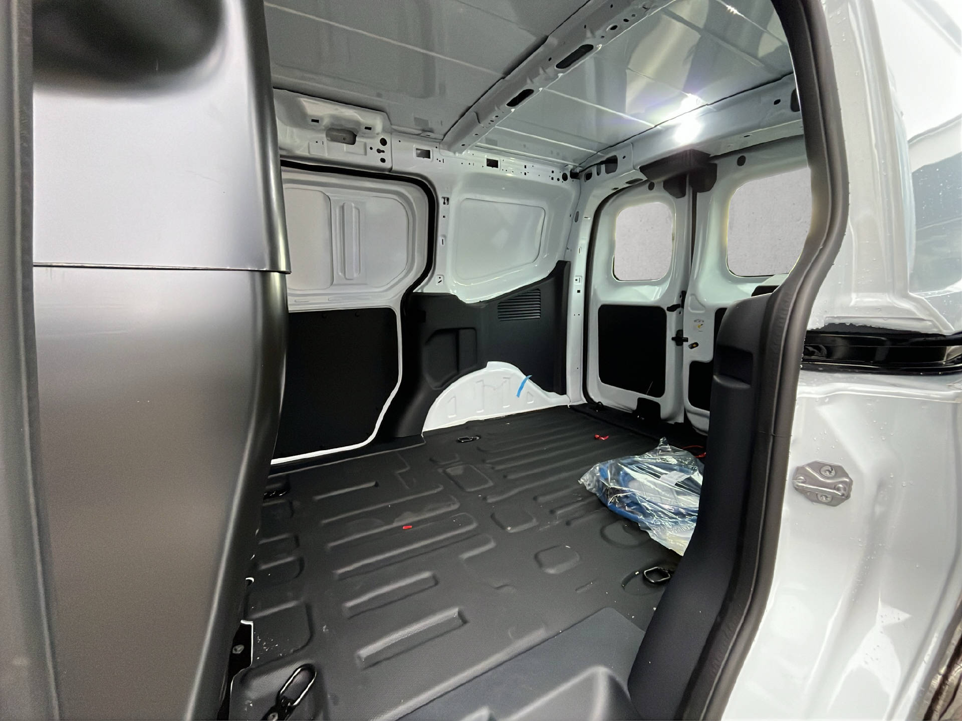 FORD E-Transit Courier Van Trend-image-13