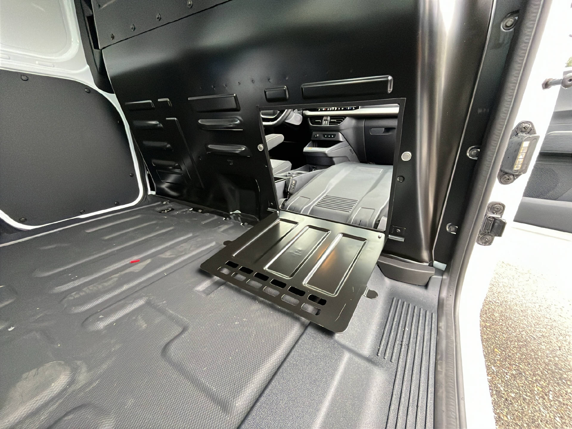 FORD E-Transit Courier Van Trend-image-21