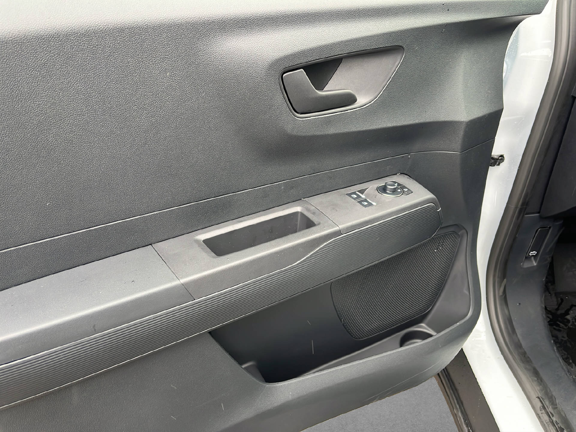 FORD E-Transit Courier Van Trend-image-12