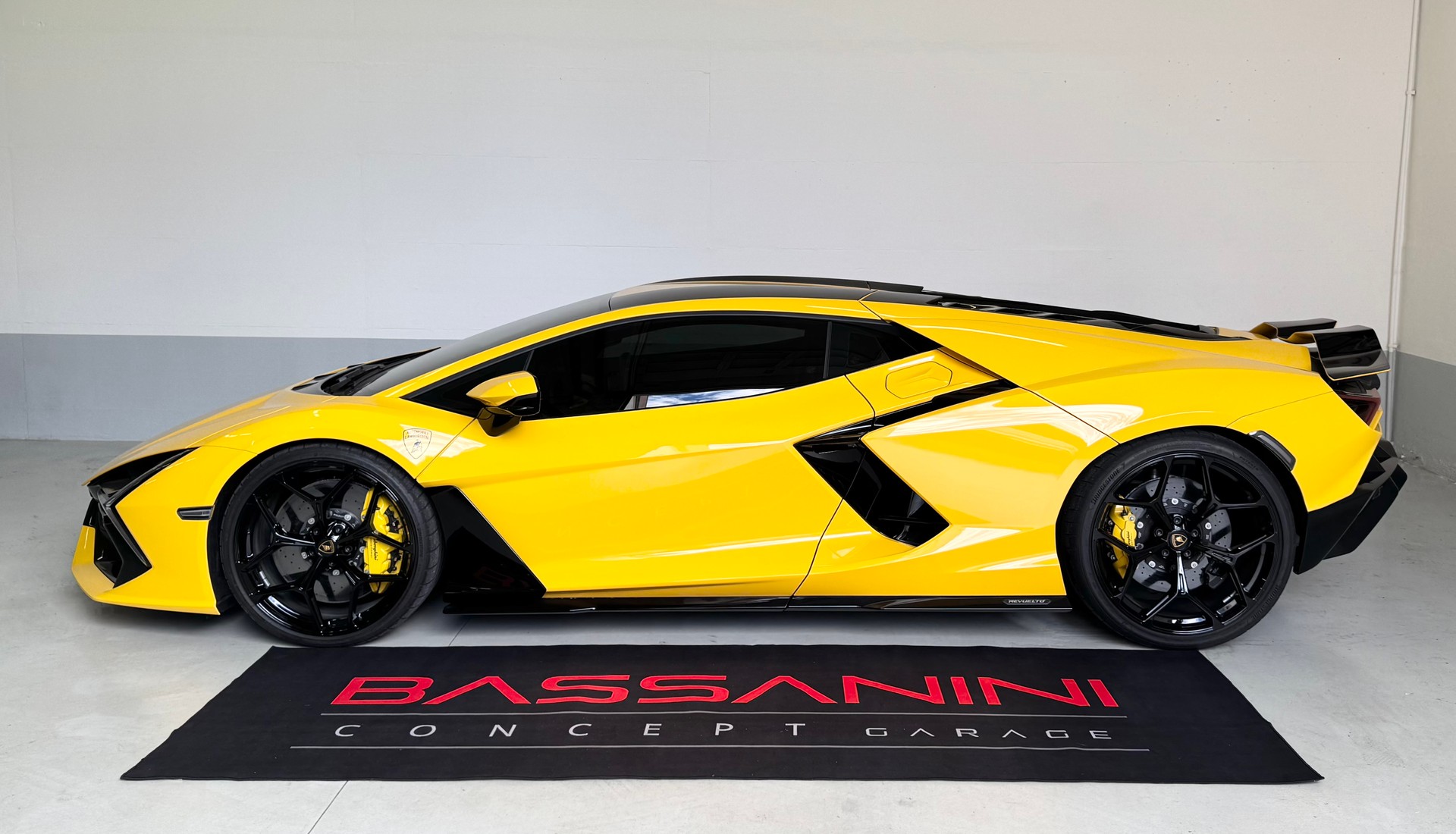 LAMBORGHINI Revuelto HPEV ## Auto CH 🇨🇭