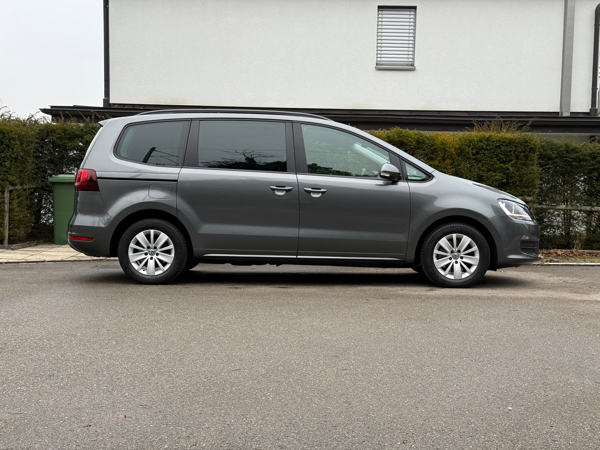 VW Sharan 2.0 TDI BMT Family DSG – 7-Plätzer mit Panorama-Schiebedach, Soft-Close & integrierten Kindersitzen-image-2