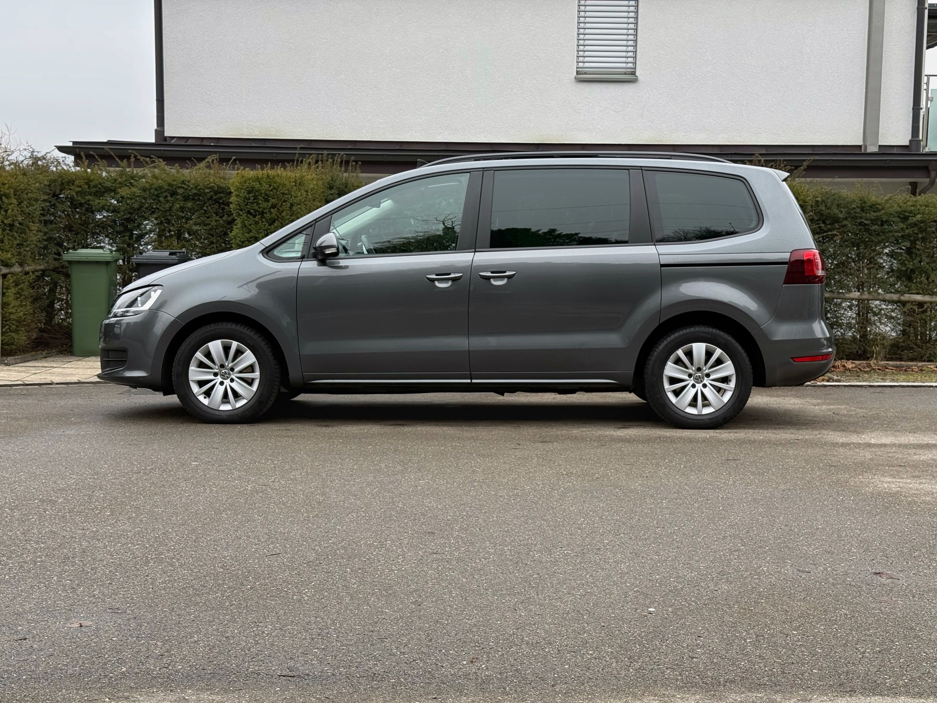 VW Sharan 2.0 TDI BMT Family DSG – 7-Plätzer mit Panorama-Schiebedach, Soft-Close & integrierten Kindersitzen-image-6