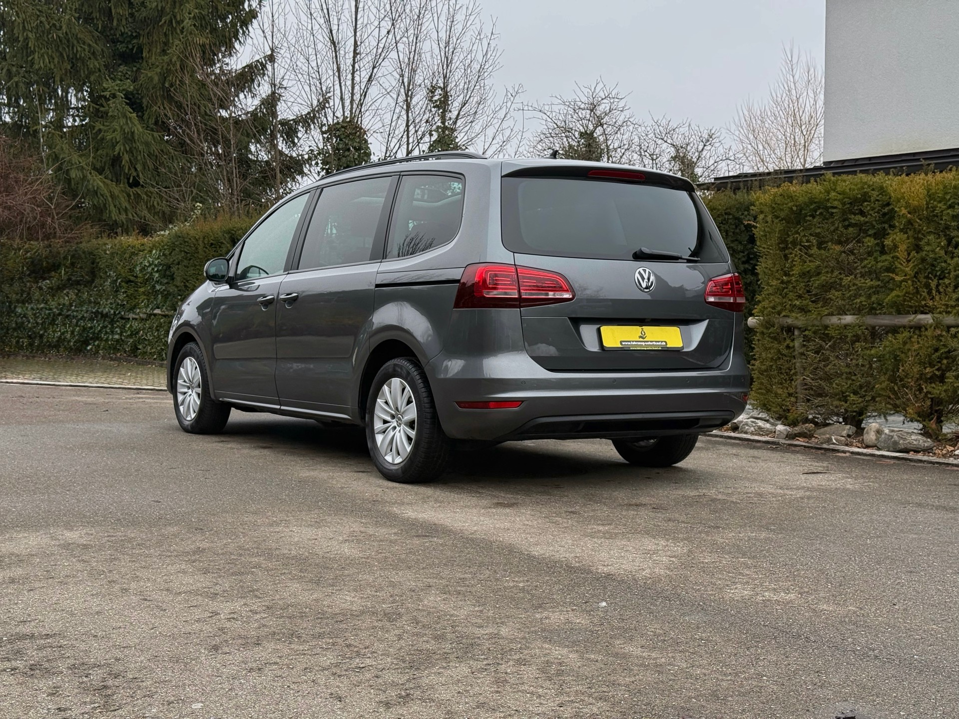 VW Sharan 2.0 TDI BMT Family DSG – 7-Plätzer mit Panorama-Schiebedach, Soft-Close & integrierten Kindersitzen-image-5