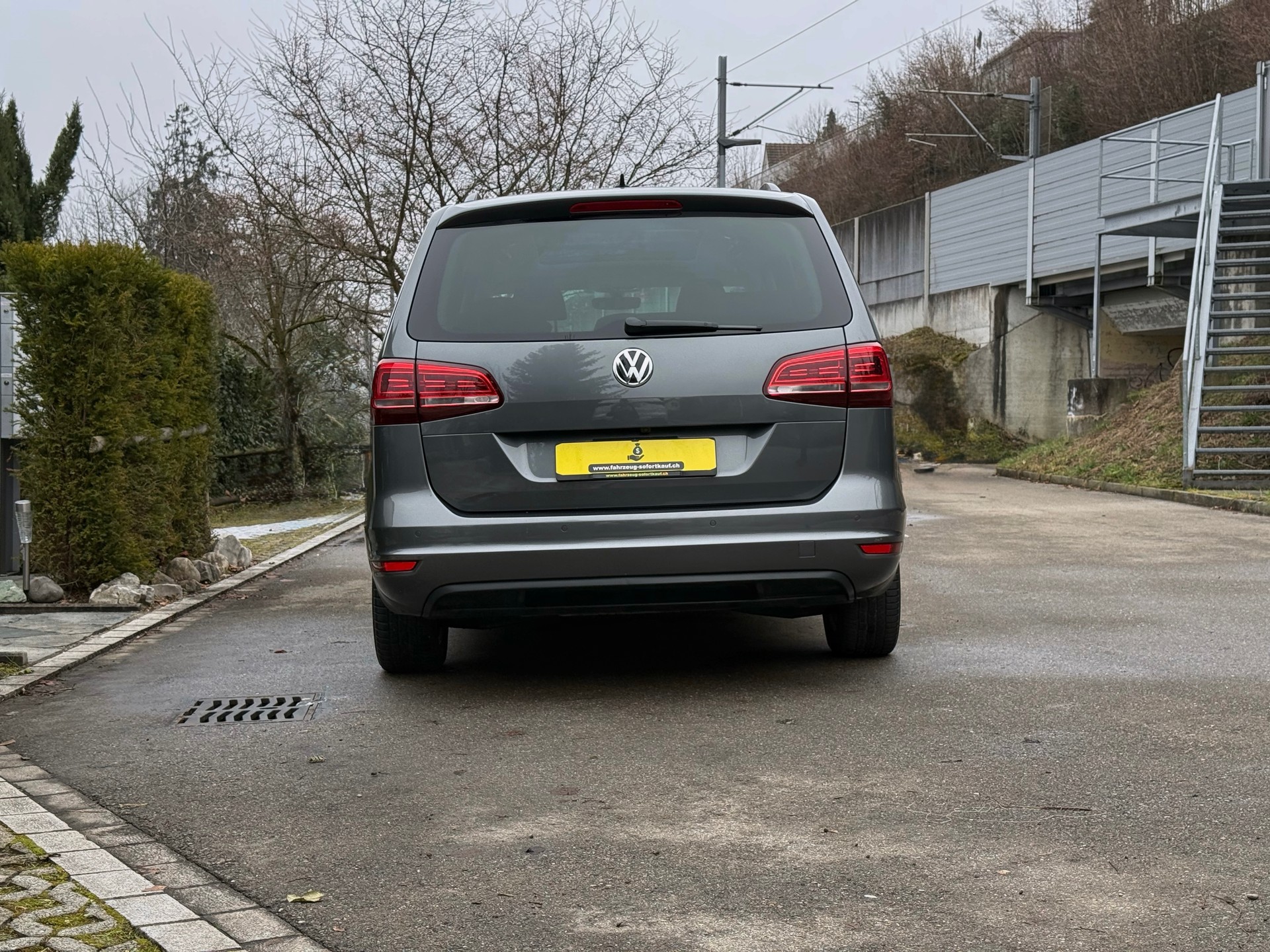 VW Sharan 2.0 TDI BMT Family DSG – 7-Plätzer mit Panorama-Schiebedach, Soft-Close & integrierten Kindersitzen-image-4