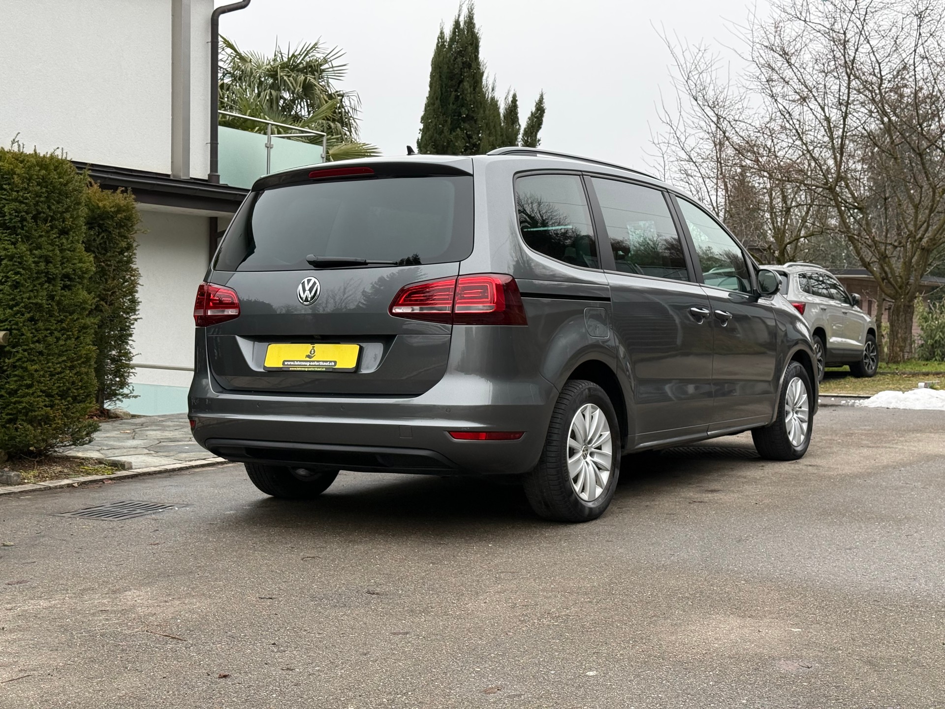 VW Sharan 2.0 TDI BMT Family DSG – 7-Plätzer mit Panorama-Schiebedach, Soft-Close & integrierten Kindersitzen-image-3