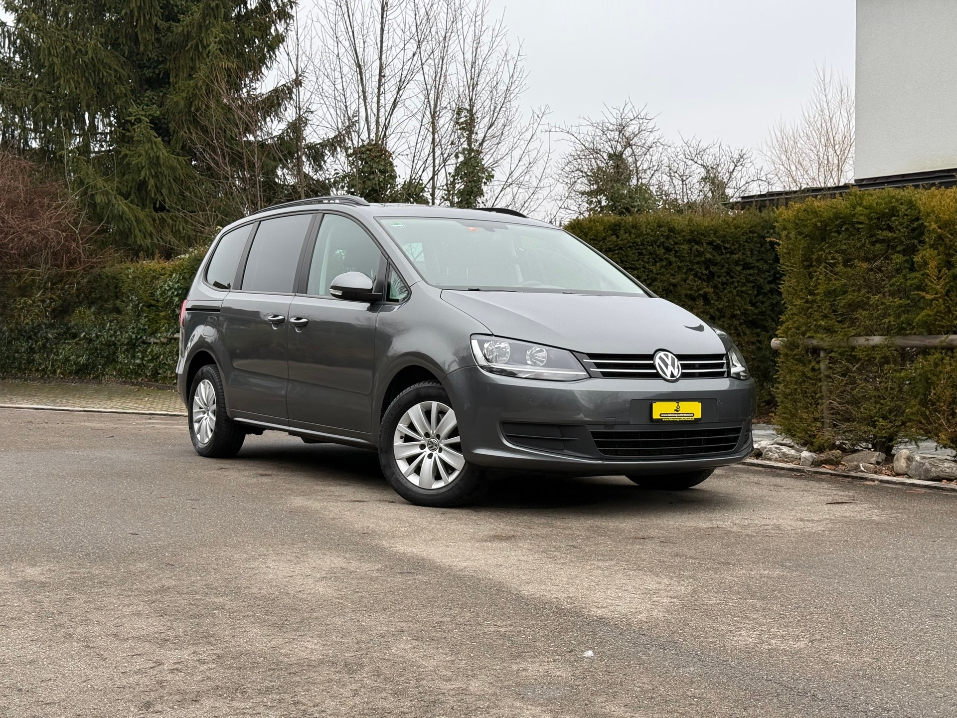 VW Sharan 2.0 TDI BMT Family DSG – 7-Plätzer mit Panorama-Schiebedach, Soft-Close & integrierten Kindersitzen