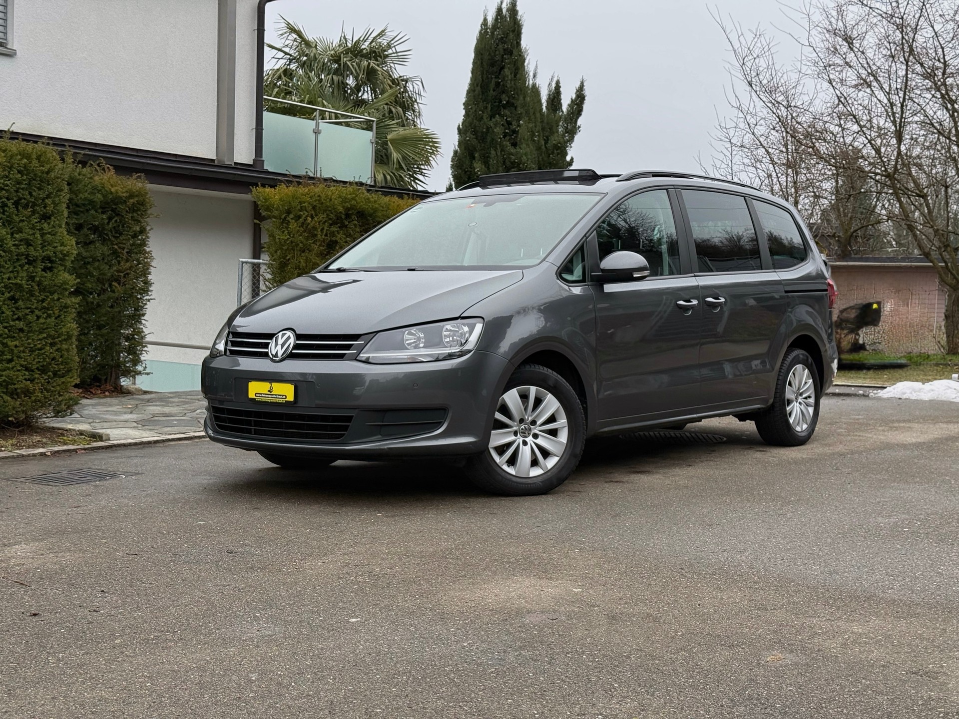VW Sharan 2.0 TDI BMT Family DSG – 7-Plätzer mit Panorama-Schiebedach, Soft-Close & integrierten Kindersitzen-image-7