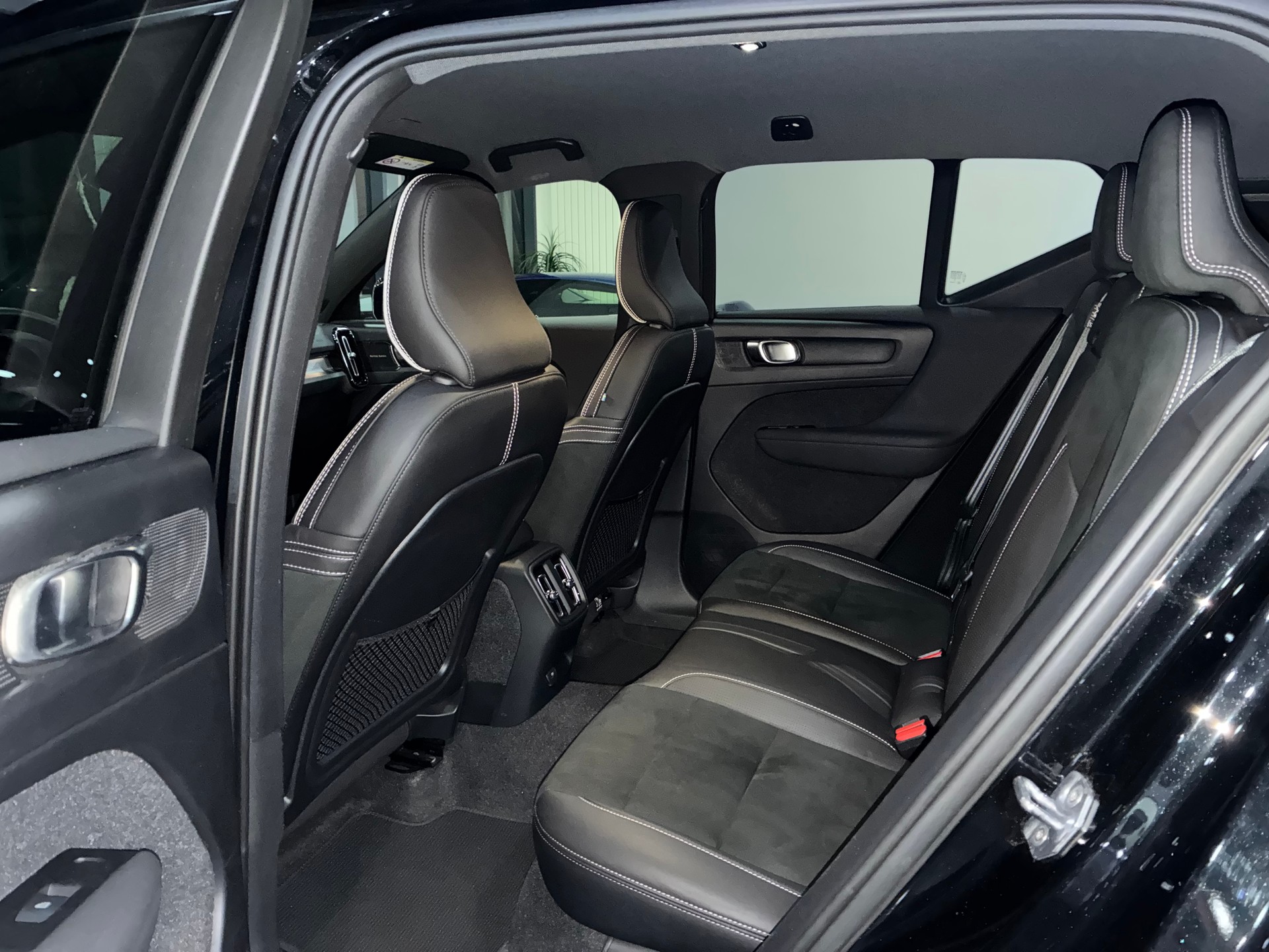 VOLVO XC40 P8 AWD Pure Electric R-Design-image-12
