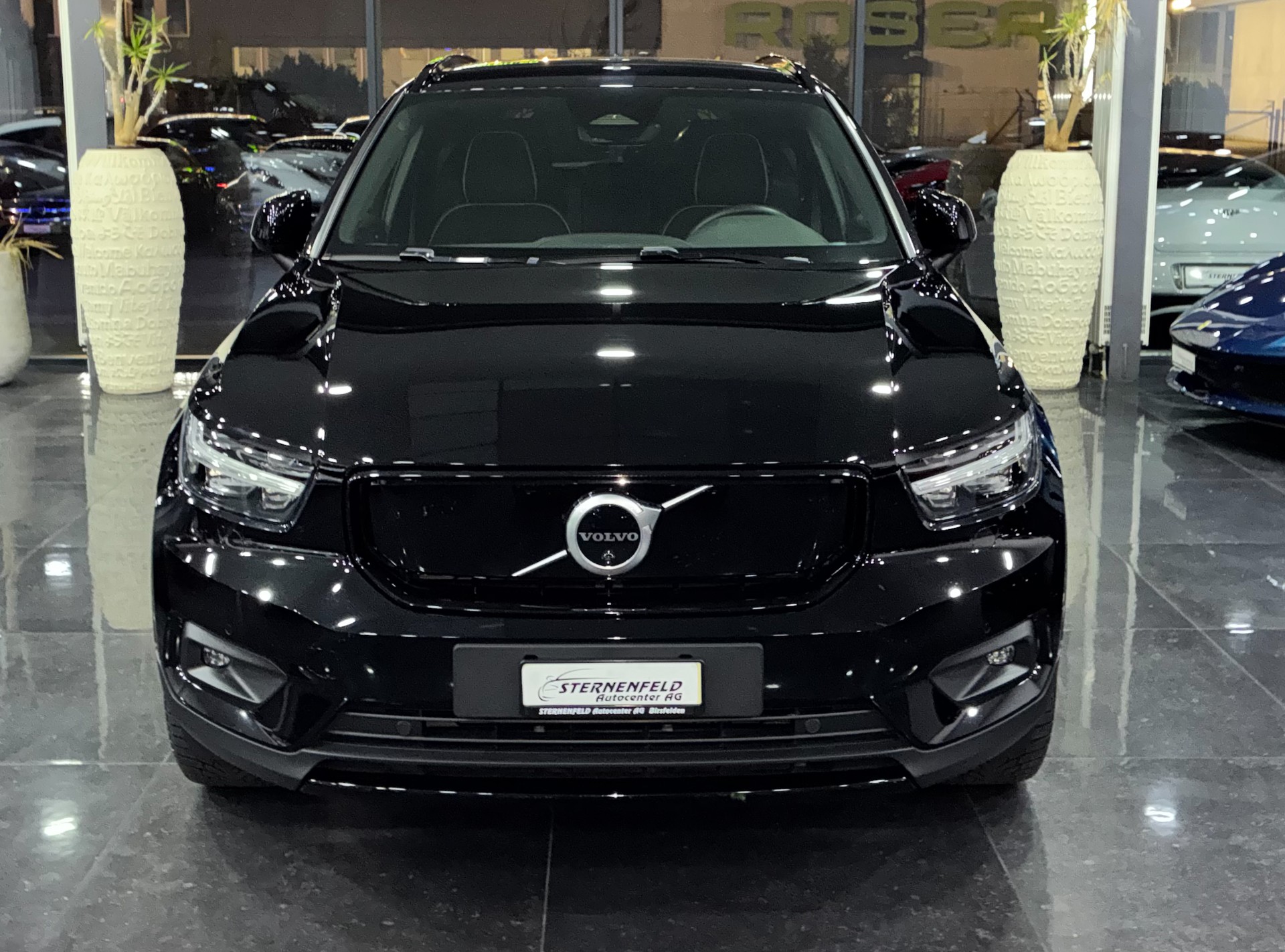VOLVO XC40 P8 AWD Pure Electric R-Design-image-1