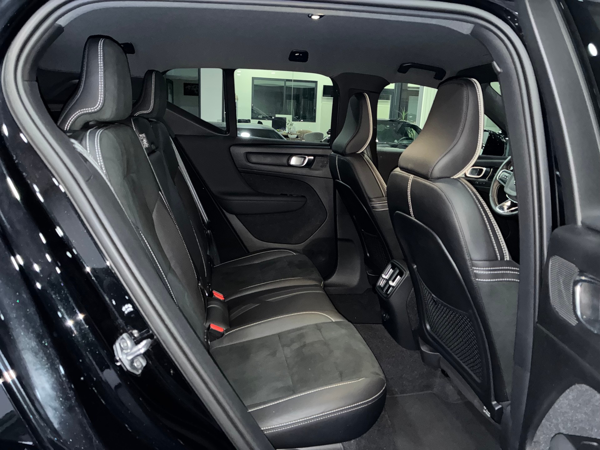 VOLVO XC40 P8 AWD Pure Electric R-Design-image-11