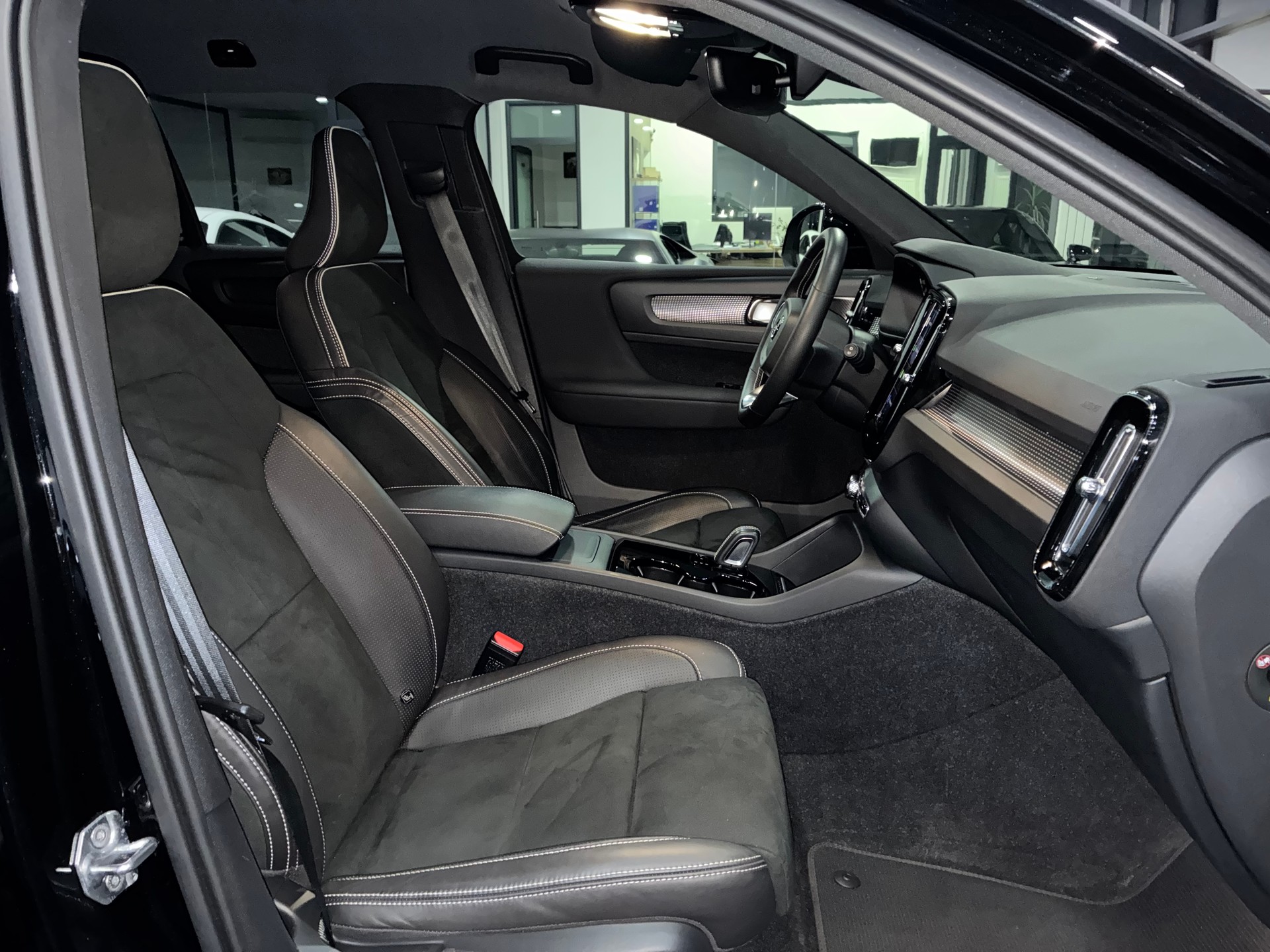 VOLVO XC40 P8 AWD Pure Electric R-Design-image-10