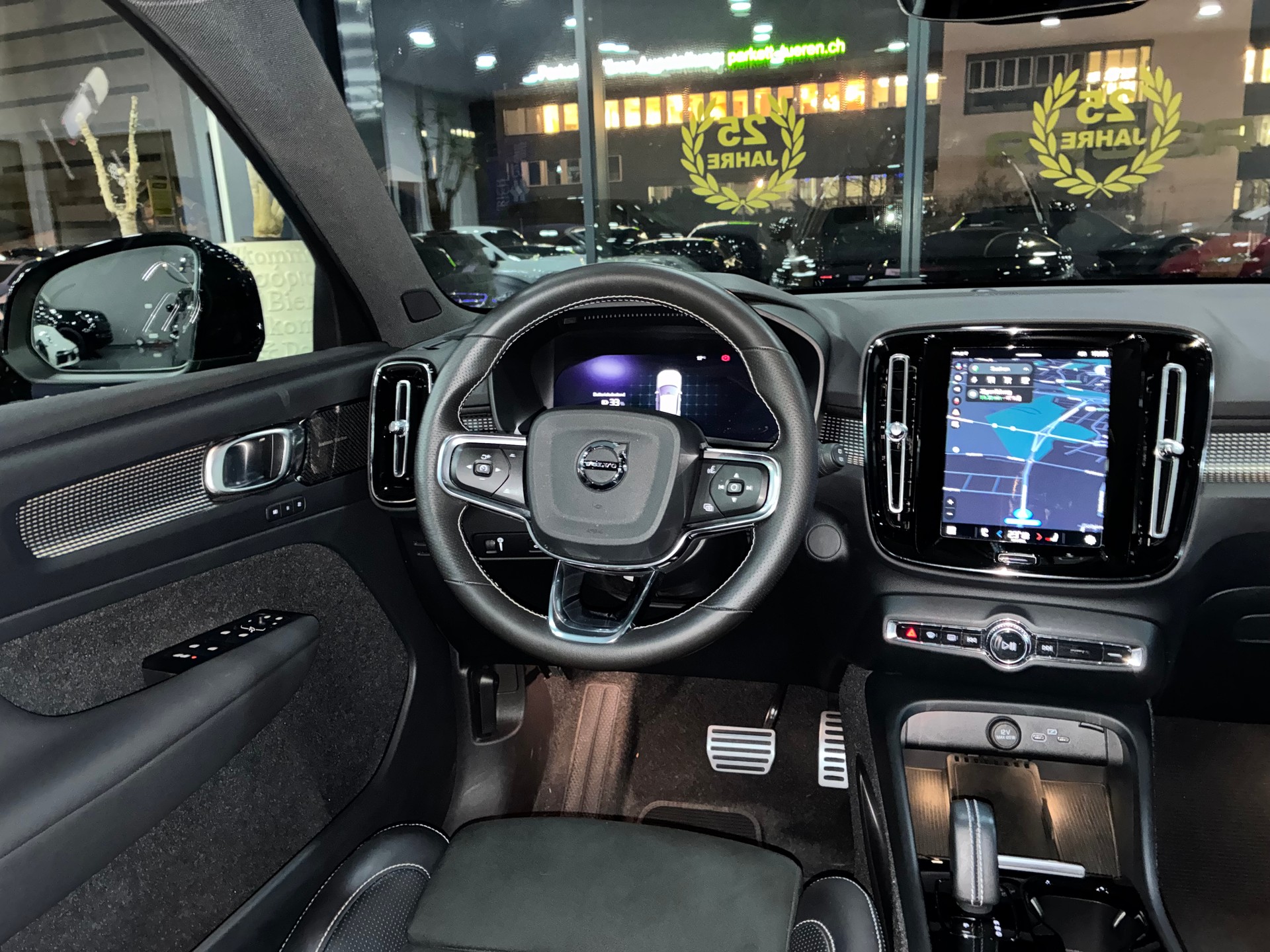 VOLVO XC40 P8 AWD Pure Electric R-Design-image-8