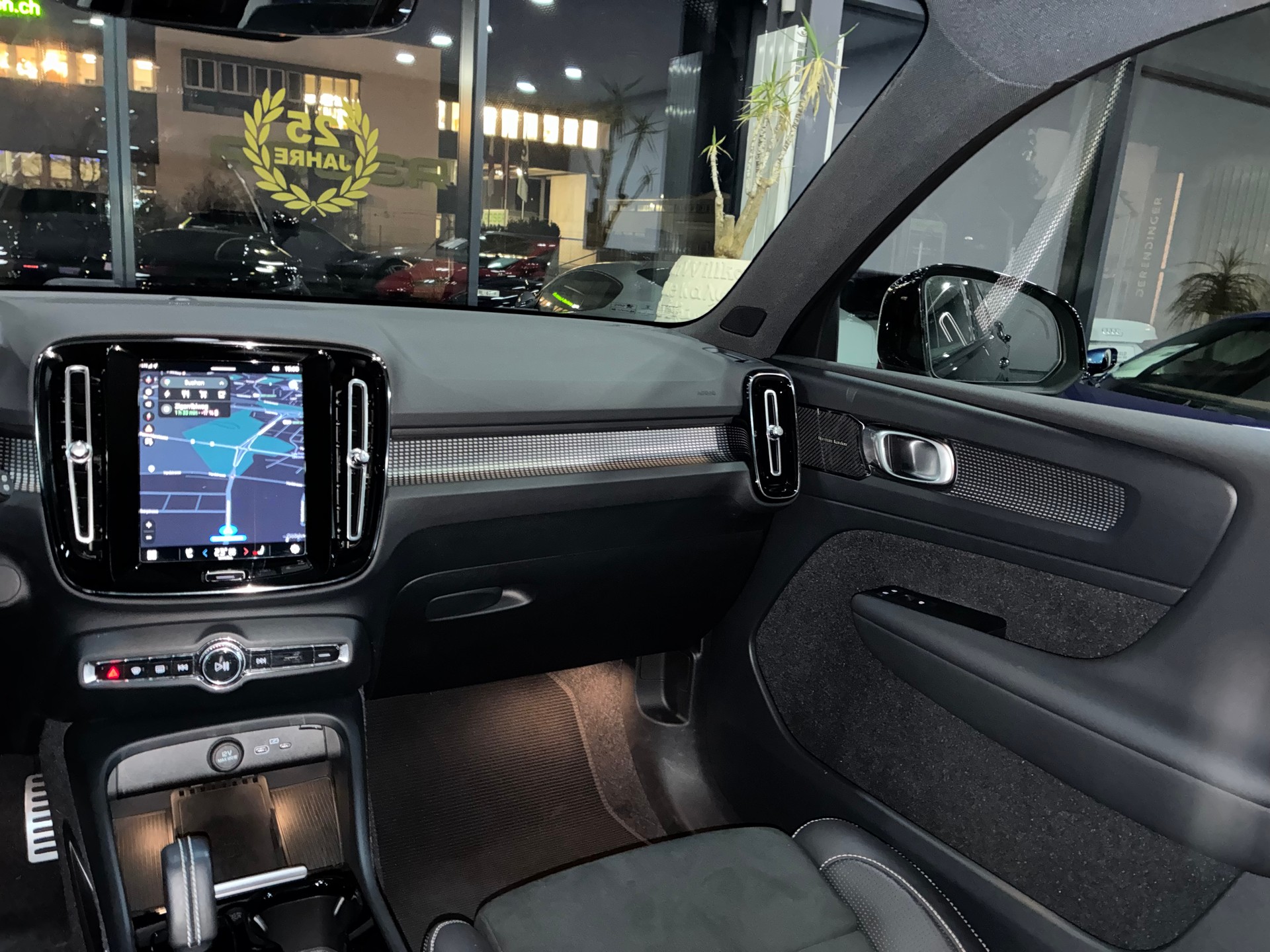 VOLVO XC40 P8 AWD Pure Electric R-Design-image-9