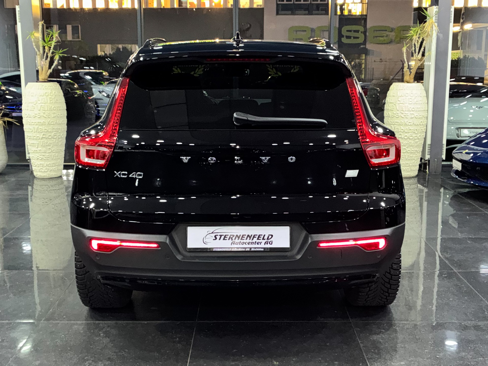 VOLVO XC40 P8 AWD Pure Electric R-Design-image-5