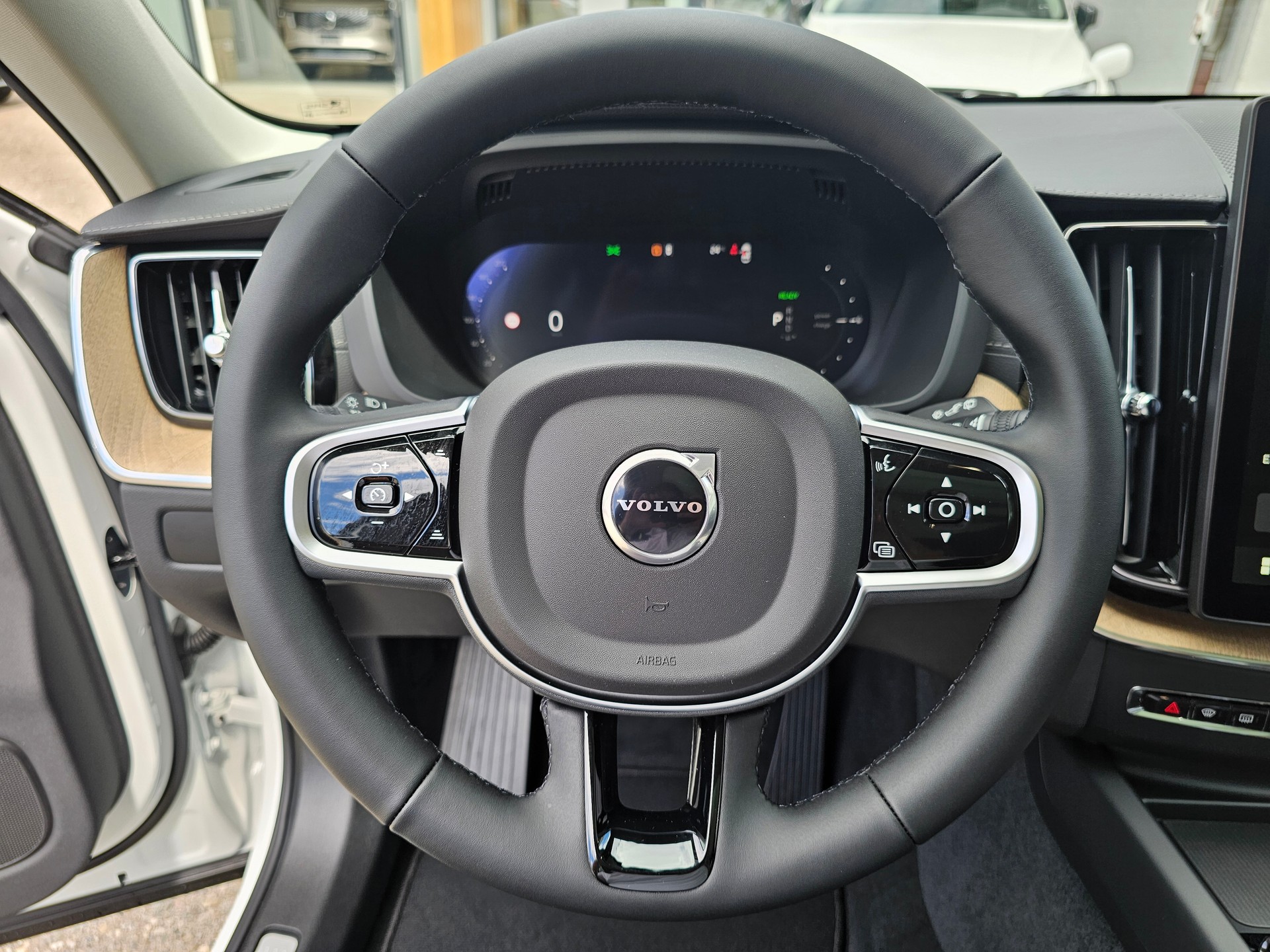 VOLVO XC60 2.0 T6 TE Ultra Bright eAWD-image-9