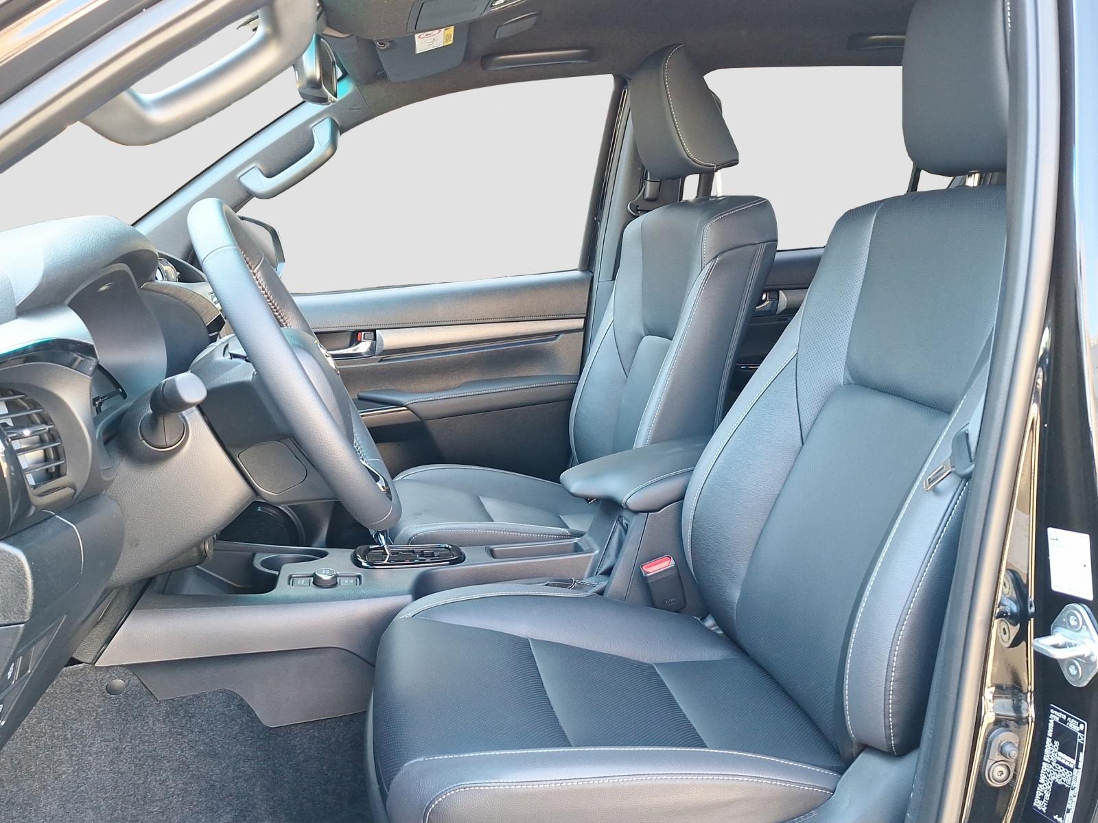 TOYOTA Hilux Double Cab.-Pick-up 2.8 D-4D MHEV 204 Invincible-image-9