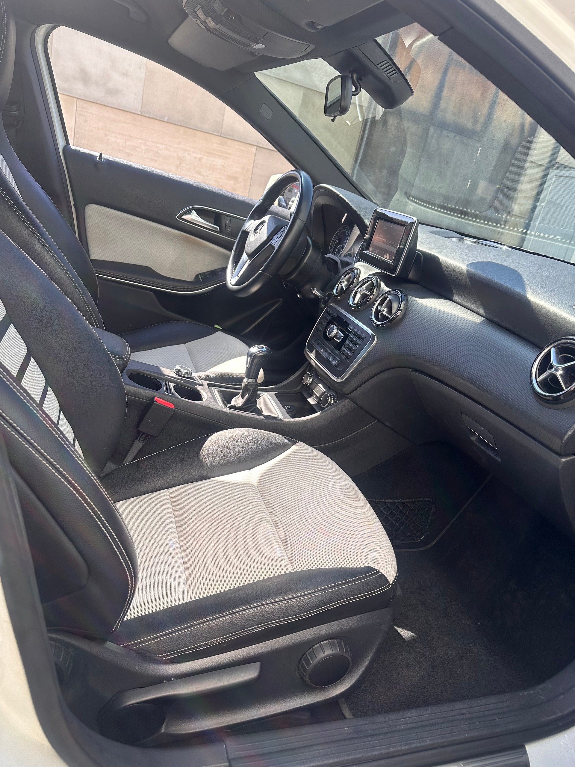 MERCEDES-BENZ A 180 AMG Line-image-8