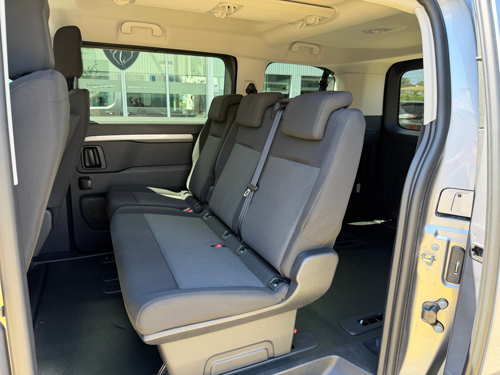 PEUGEOT Traveller 2.0 BlueHDi Business Standard EAT8-image-11