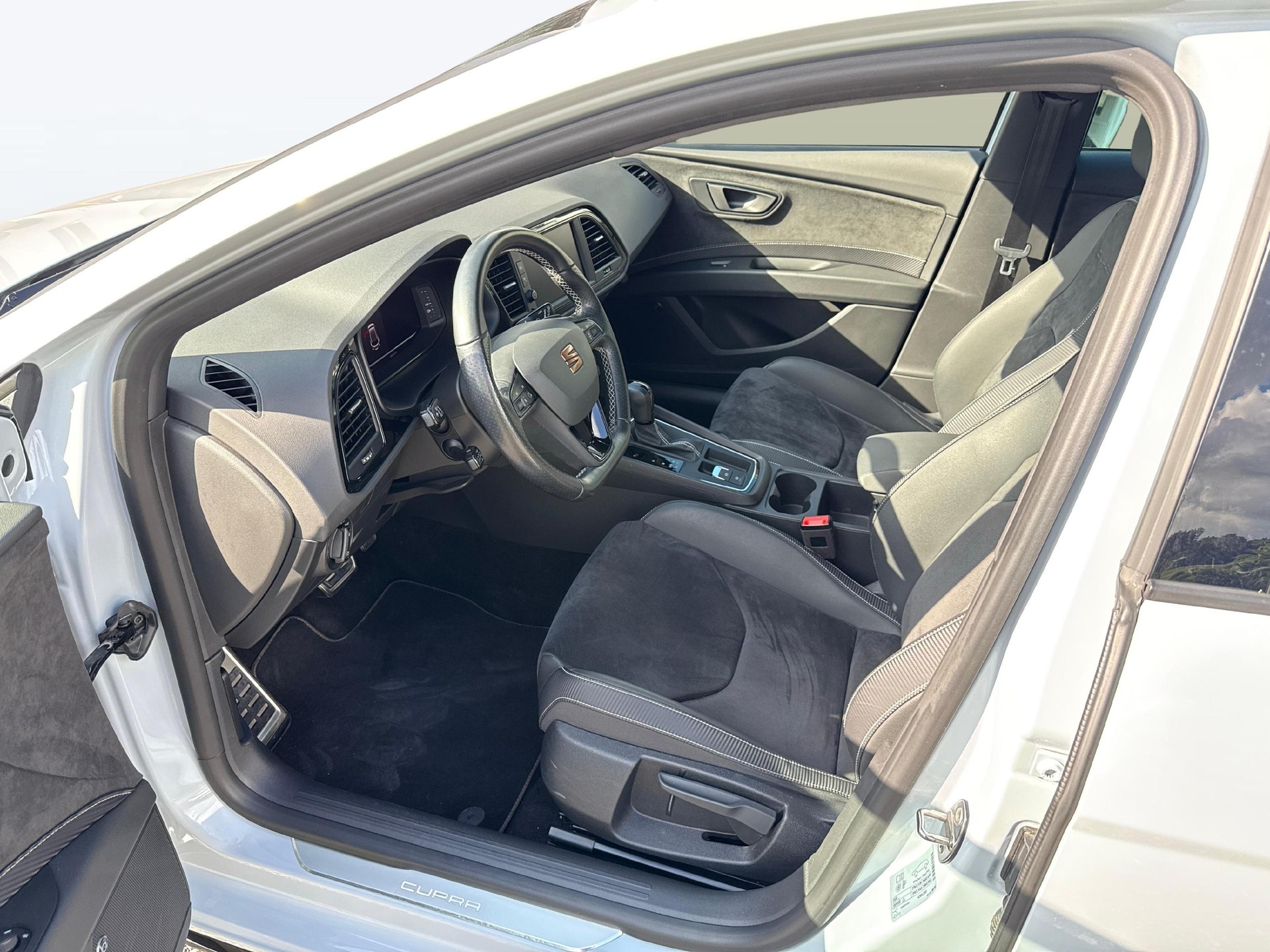 SEAT Leon ST 2.0 TSI 300 Cupra 4Drive DSG-image-9